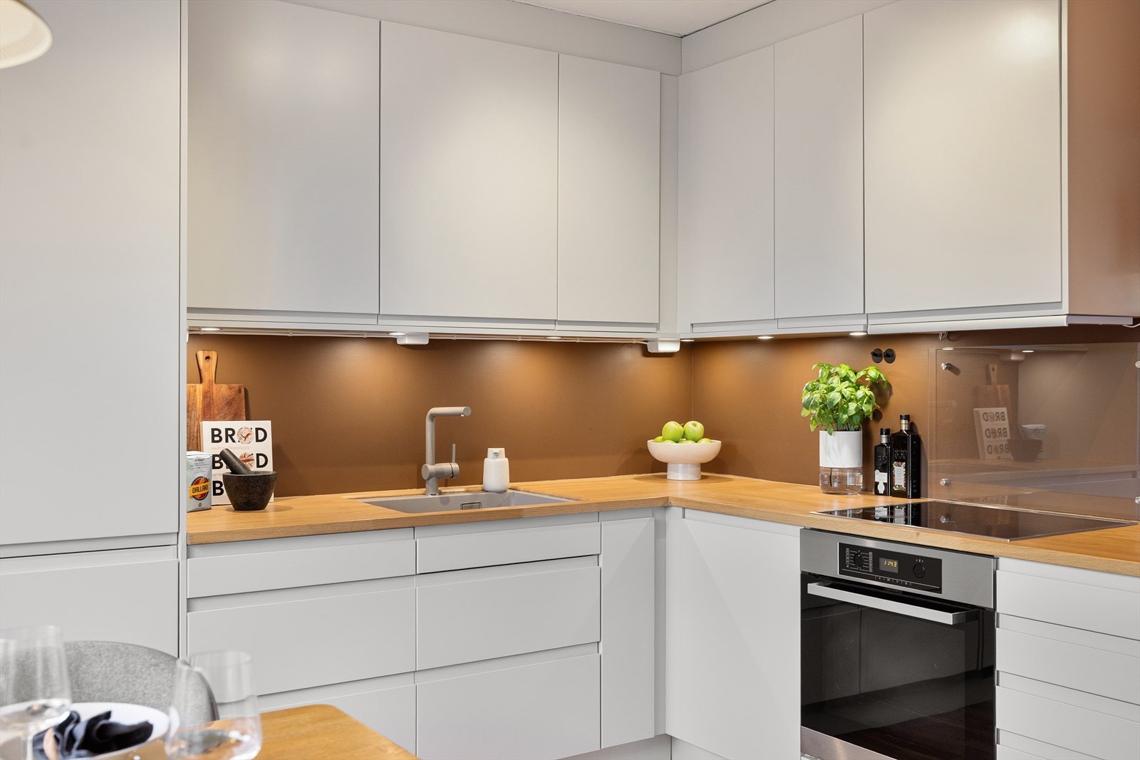 Kjøkkenet er utstyrt med integrerte hvitevarer, inkludert induksjonsplatetopp, stekeovn, oppvaskmaskin, kjøleskap og fryser. Galleribilde