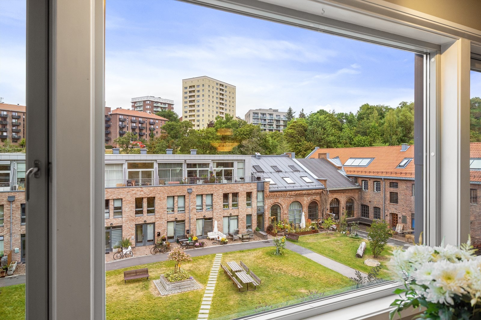 Fra kjøkkenvinduet kan du nyte et hyggelig utsyn mot den rolige bakgården - et fredelig og sjarmerende innblikk i omgivelsene. Galleribilde