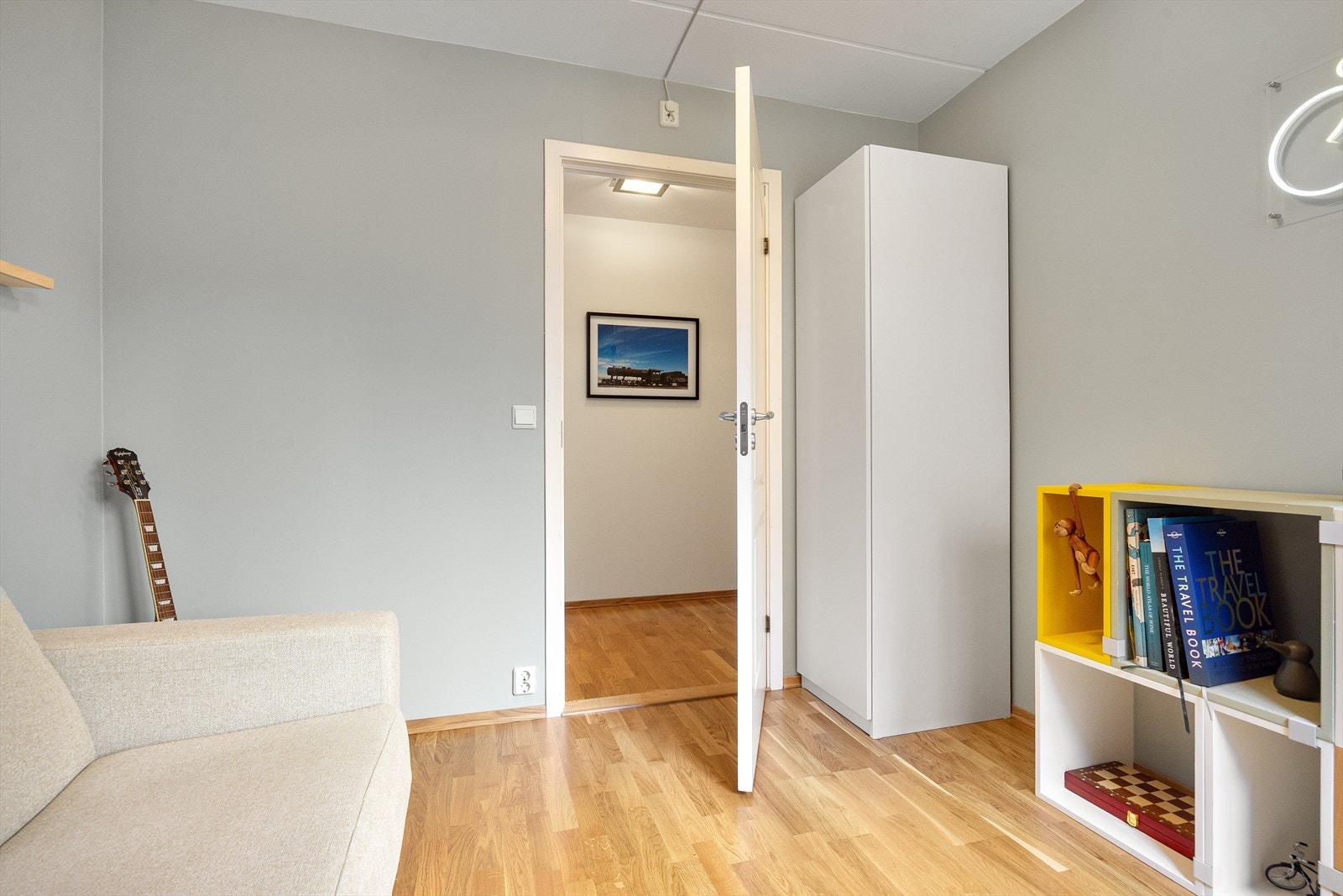 Det er et allsidig rom som passer perfekt som barnerom, gjesterom eller hjemmekontor, tilpasset dine behov. Galleribilde