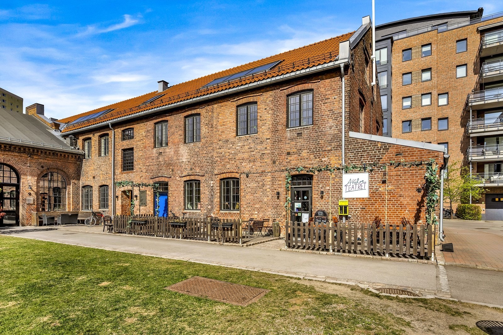 Det Andre Teatret er Norges første og største improteater med egen teaterbar og uteservering. Galleribilde