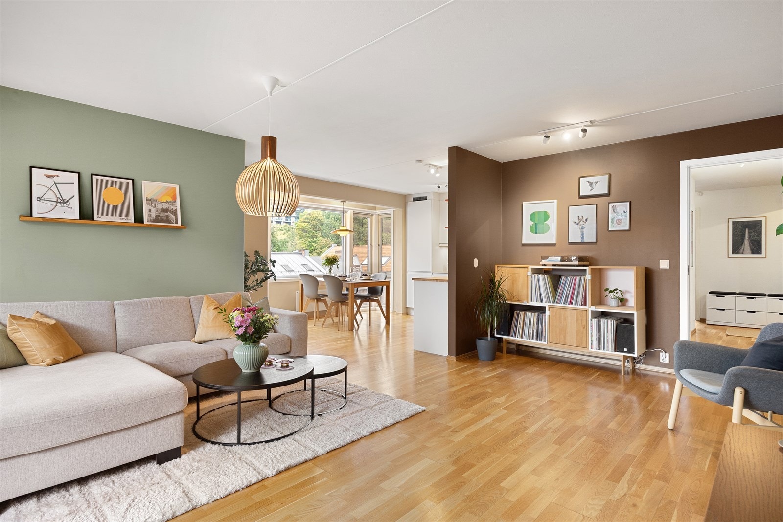 Leiligheten har en takhøyde på 2,42 m, som gir rommet en luftig og åpen følelse. Galleribilde