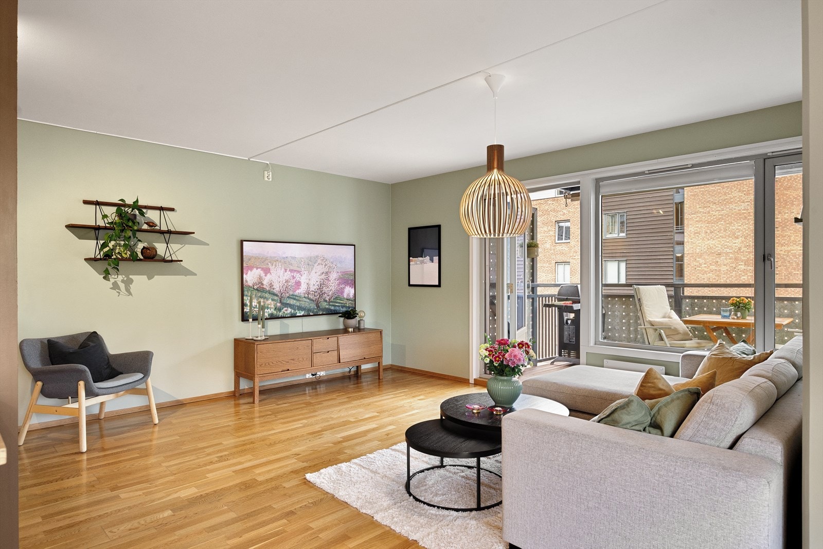 Gulvet er belagt med flott parkett, og overflatene er malt i delikate og moderne fargetoner. Galleribilde