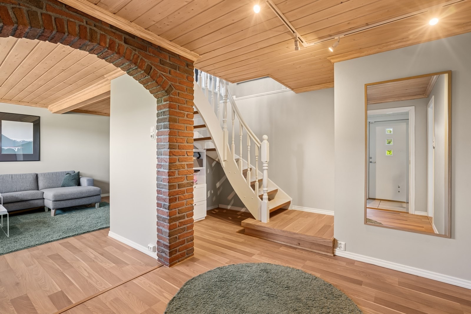 Romslig hall i underetasjen. I trappoppgangen er det varmepumpe som bidrar til et behagelig inneklima året rundt Galleribilde