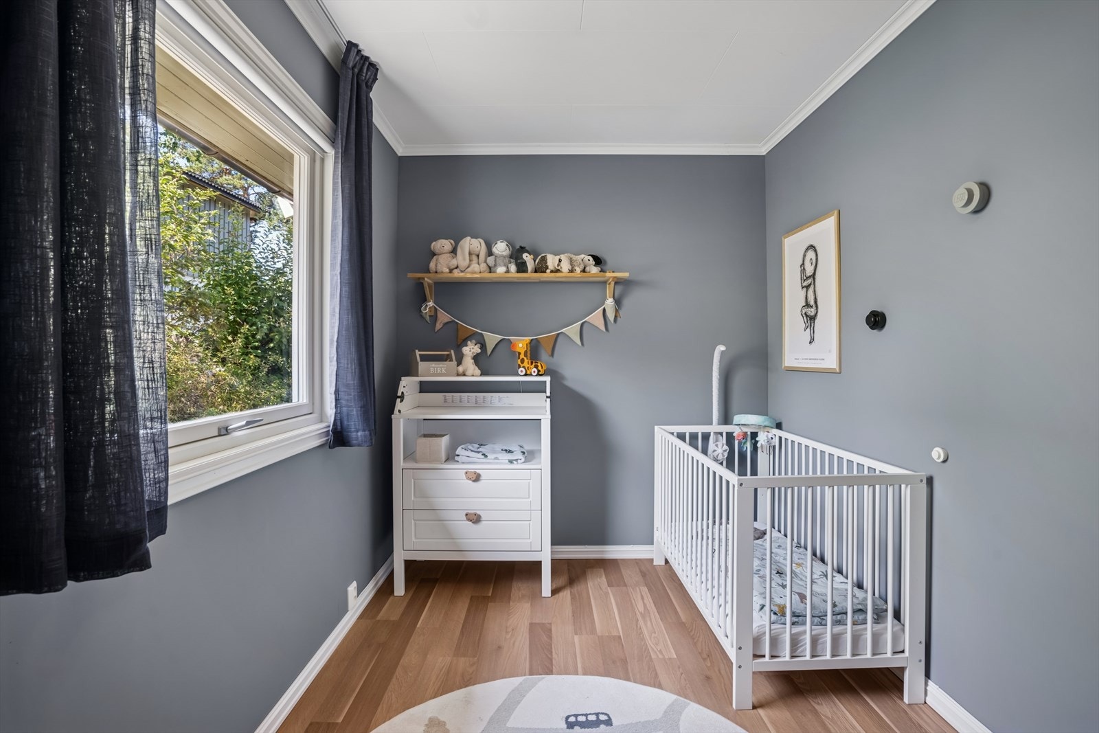 Det andre soverommet i hovedetasjen passer ypperlig som barnerom eller hjemmekontor Galleribilde