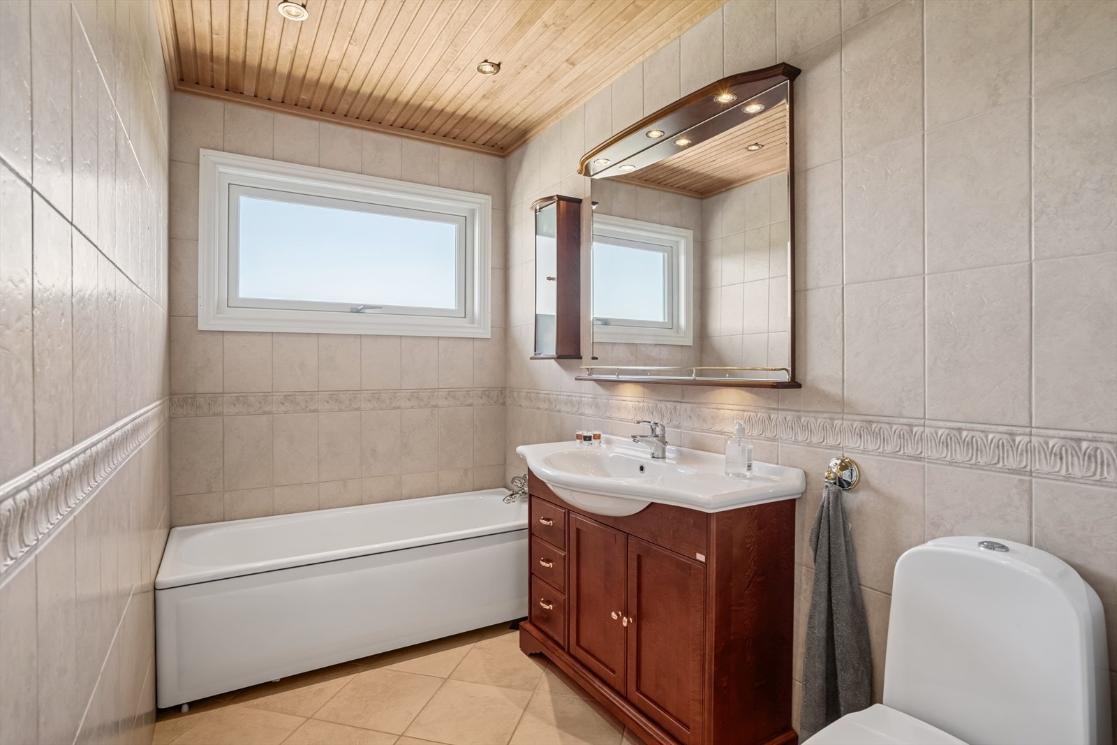 Badet er flislagt. Det er varmekabler i gulvet Galleribilde