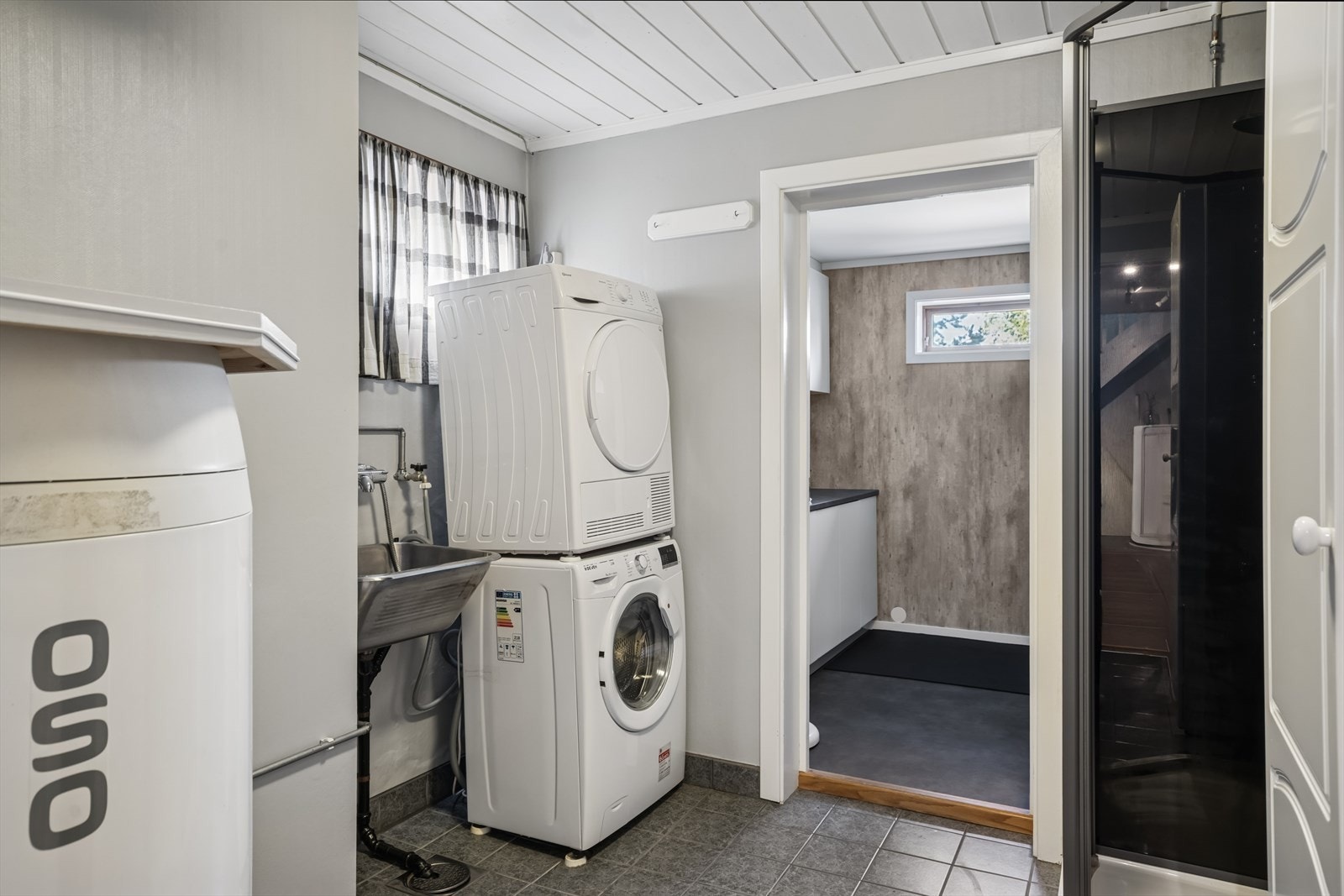 Vaskerom i underetasjen. Det er også montert dusjkabinett Galleribilde