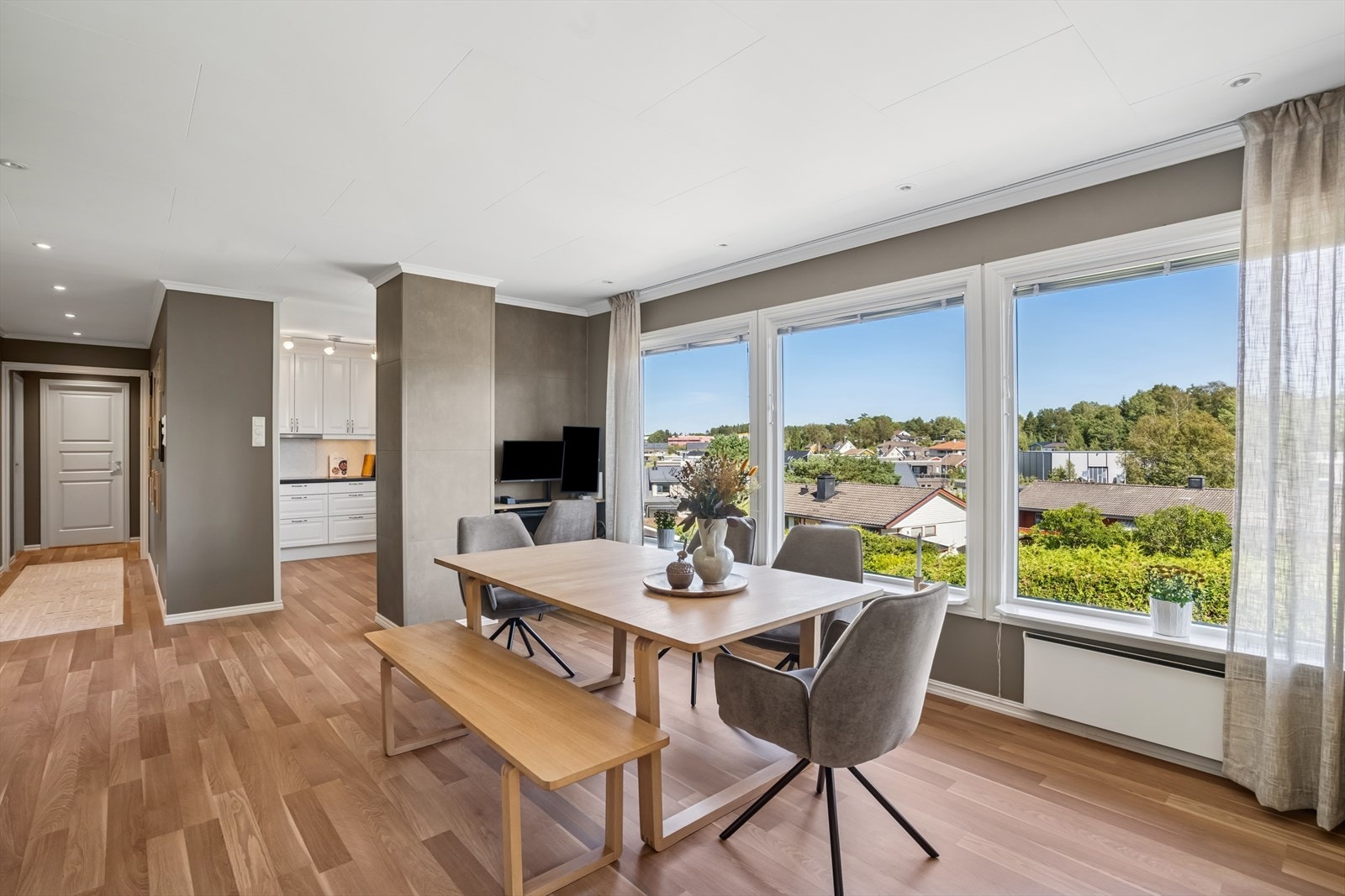 I hovedetasjen er det stue, kjøkken, bad og blant annet to soverom Galleribilde