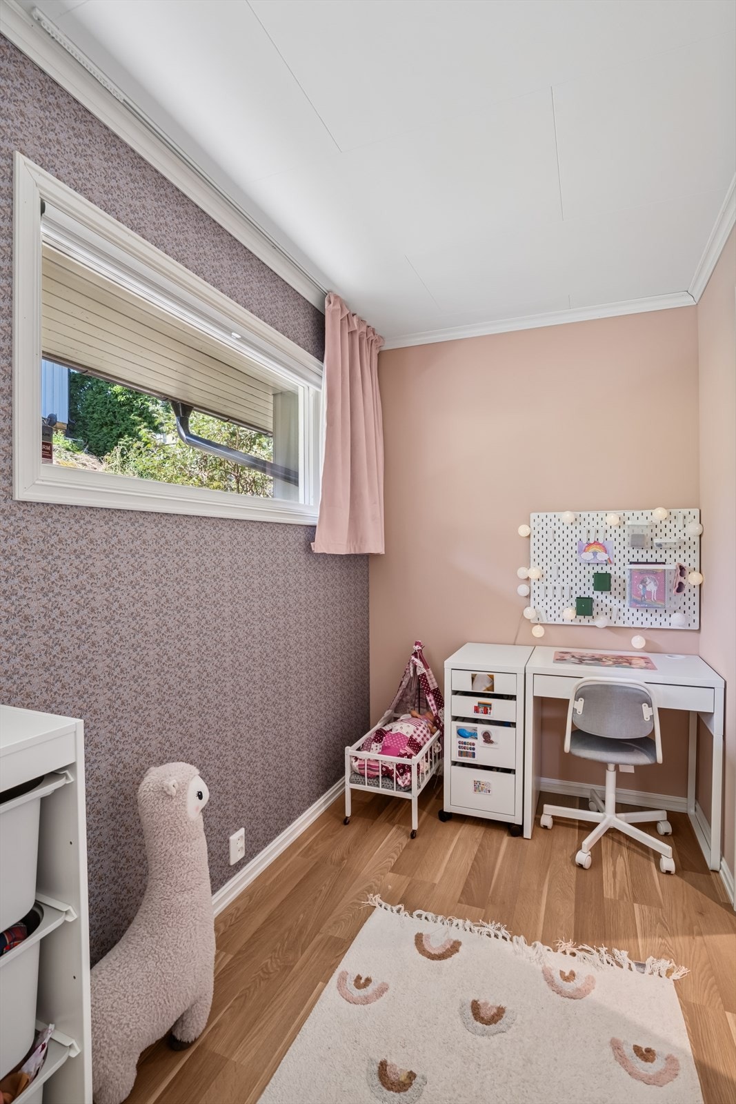 Lekerom i hovedetasjen. Her var det tidligere spisestue, men dagens eier har satt opp lettvegger. Galleribilde