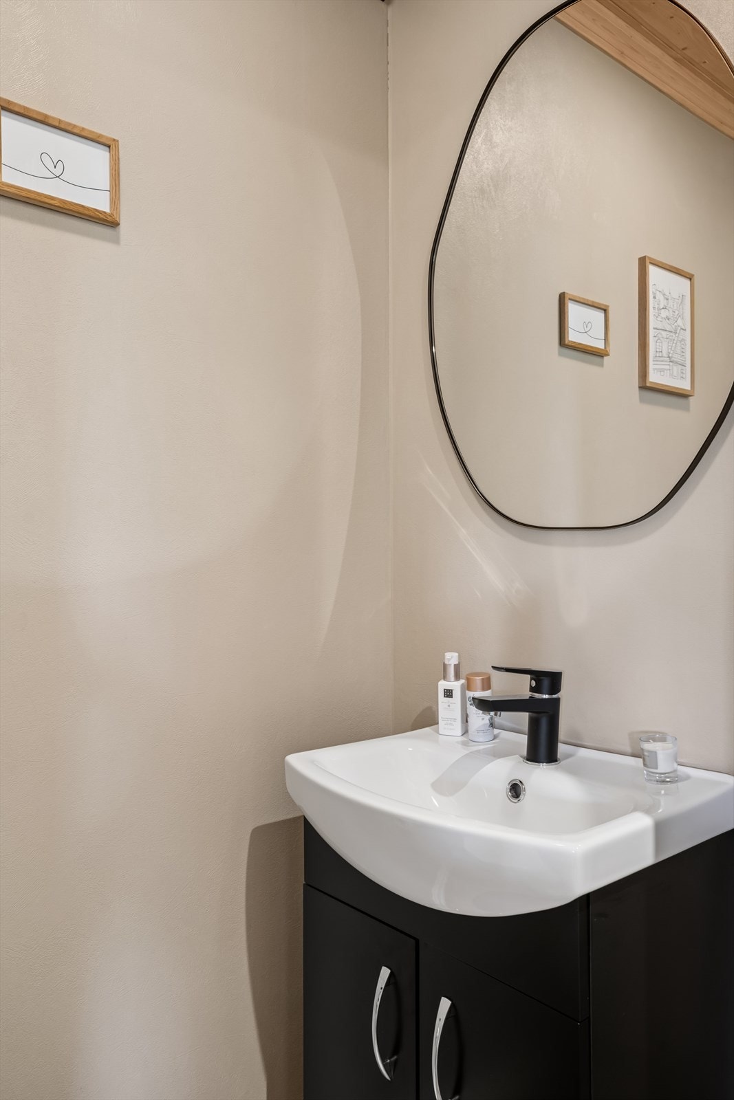 Praktisk toalettrom i underetasjen Galleribilde