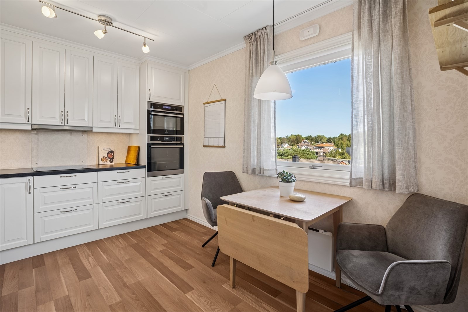 På kjøkkenet er det plass til et hyggelig frokostbord Galleribilde