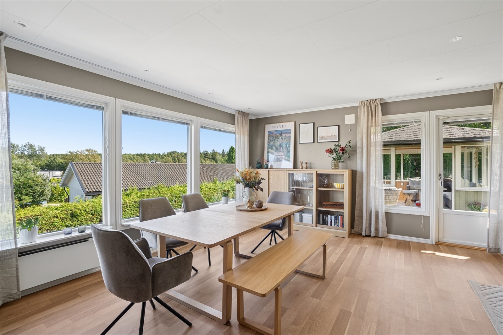 De store vindusflatene sørger for godt med naturlig sollys Galleribilde