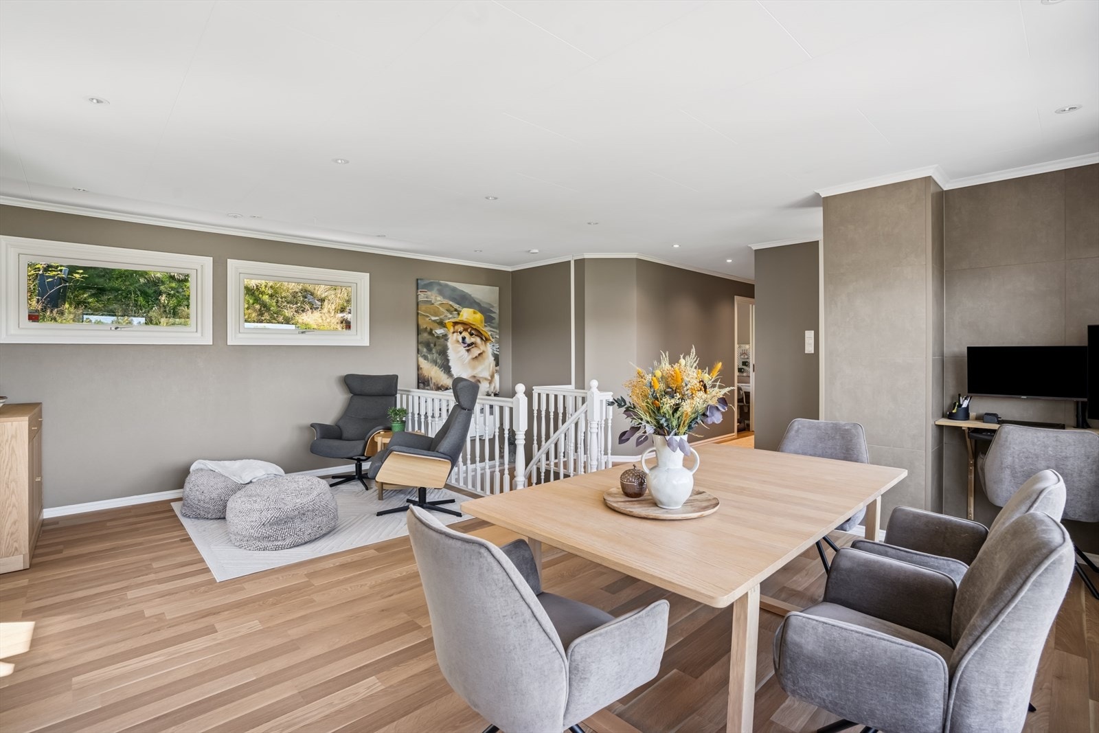 I stuen er det plass til spisebord og TV-kroken Galleribilde