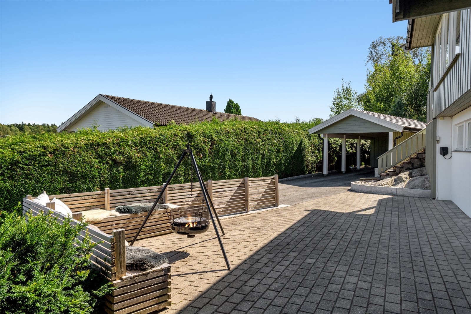 Gårdsplassen er pent opparbeidet med belegningsstein, kantstein og asfaltert Galleribilde