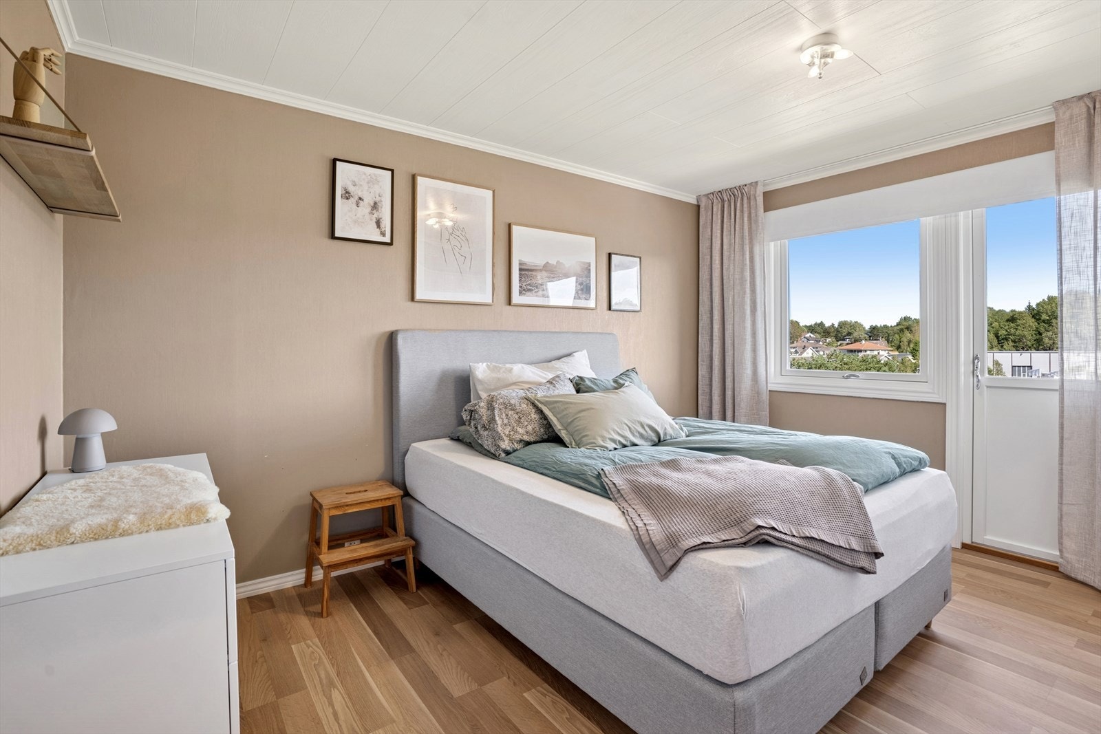 Hovedsoverommet har god plass til seng og tilhørende møblement. Det er også utgang til balkong med morgensol Galleribilde