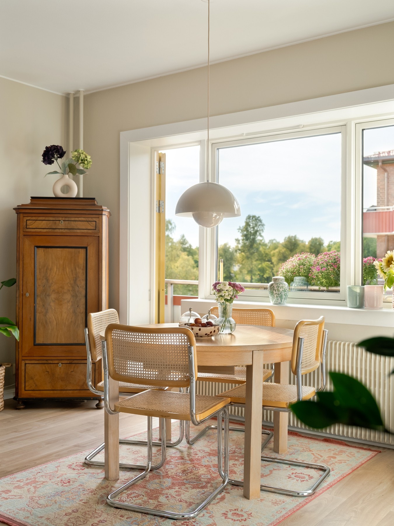 Her er det store vindusflater som slipper inn masse dagslys. Det gir leiligheten en skikkelig god atmosfære. Galleribilde