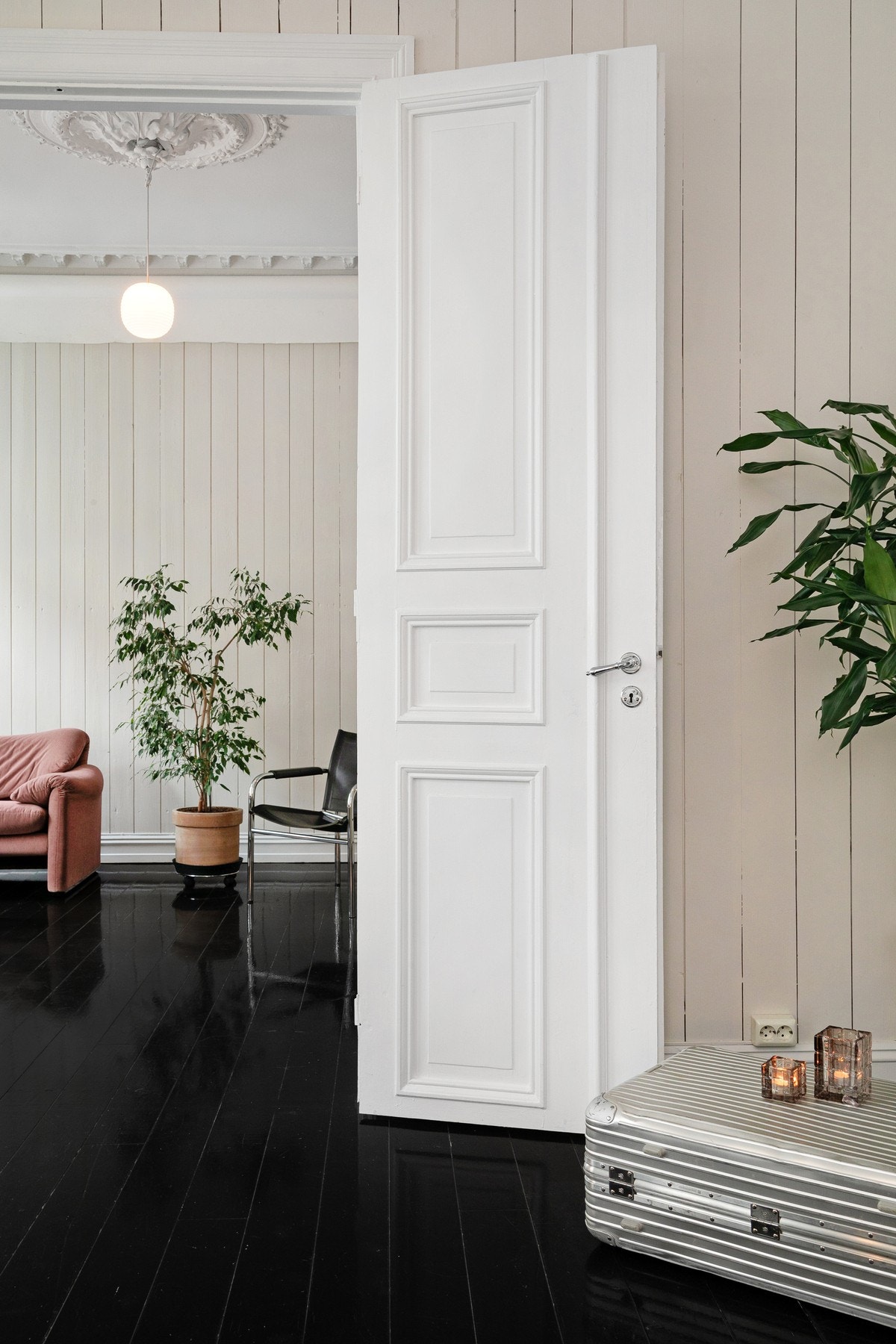 Leiligheten har malt tregulv. Galleribilde