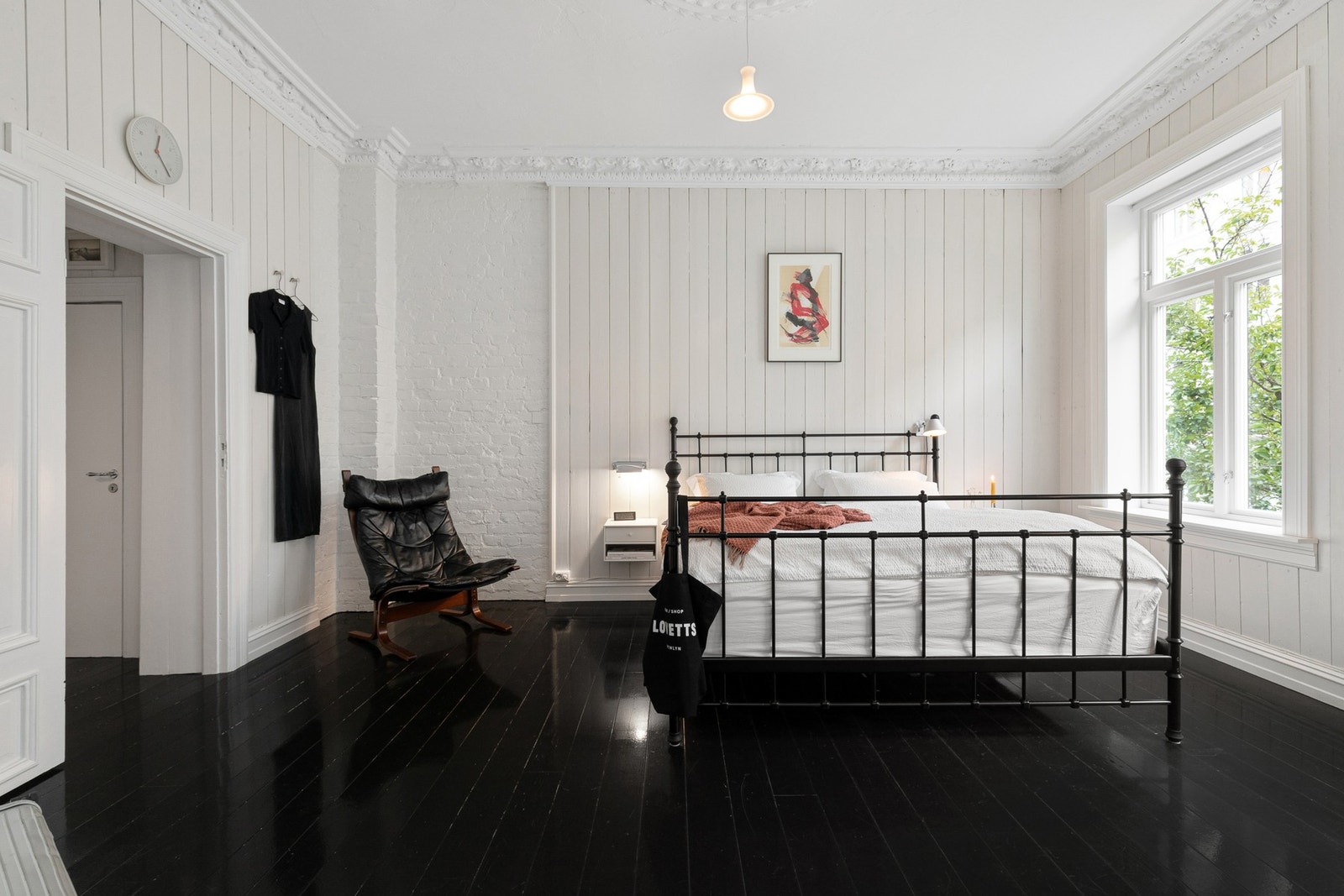 Stort hovedsoverom med god plass til dobbeltseng og oppbevaring. Galleribilde