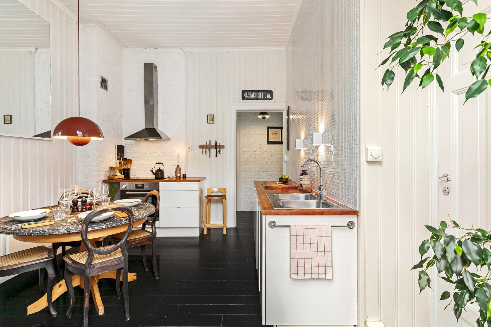 Praktisk spiskammers i tilknytning til kjøkkenet. Galleribilde