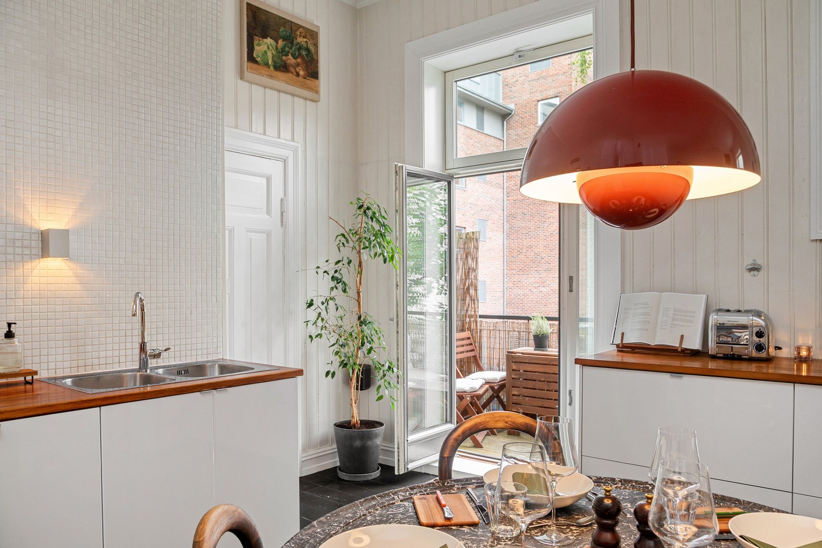 Utgang til balkong og dør til spiskammers. Galleribilde