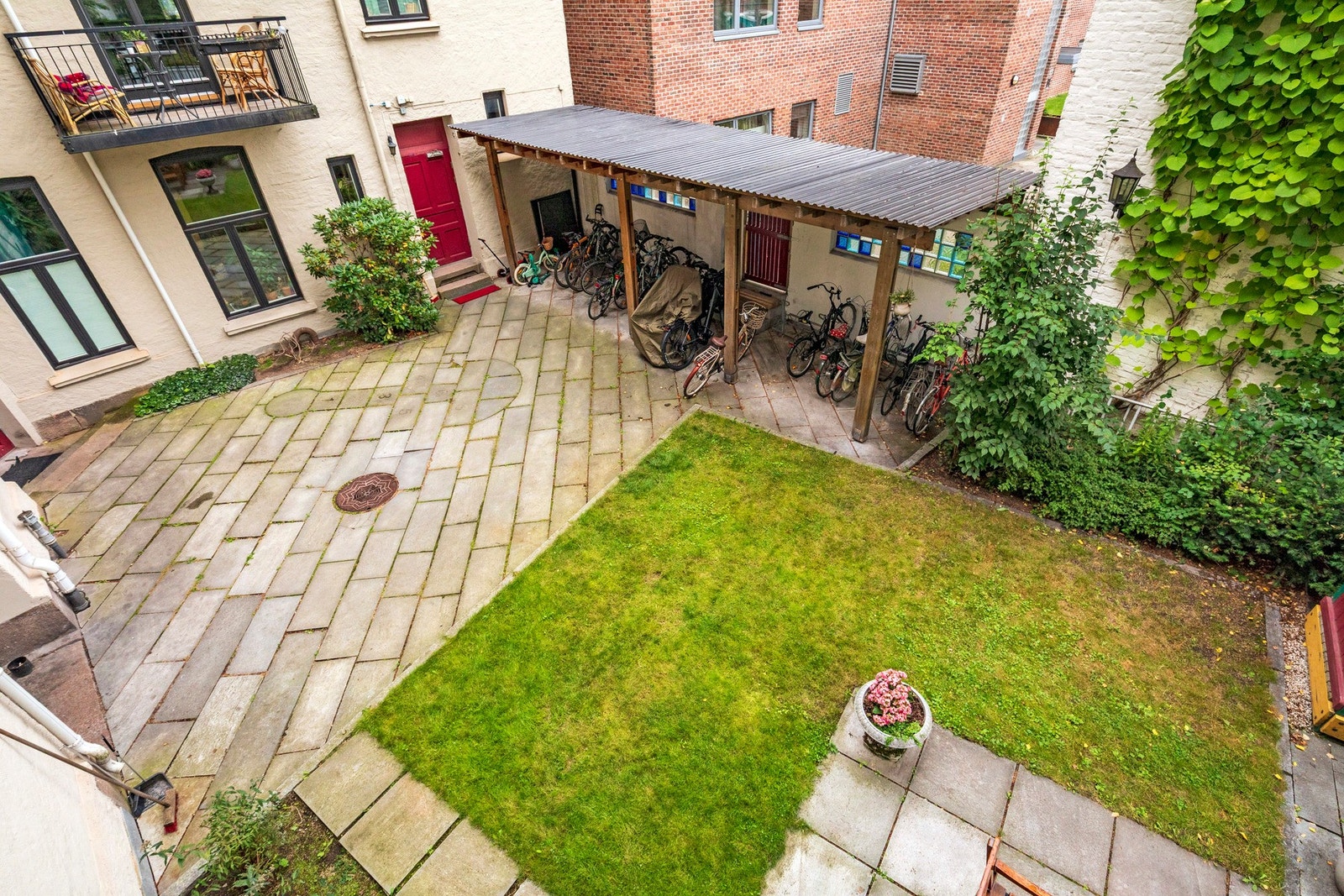 Hyggelig bakgård med sittegrupper og sykkelparkering. Galleribilde