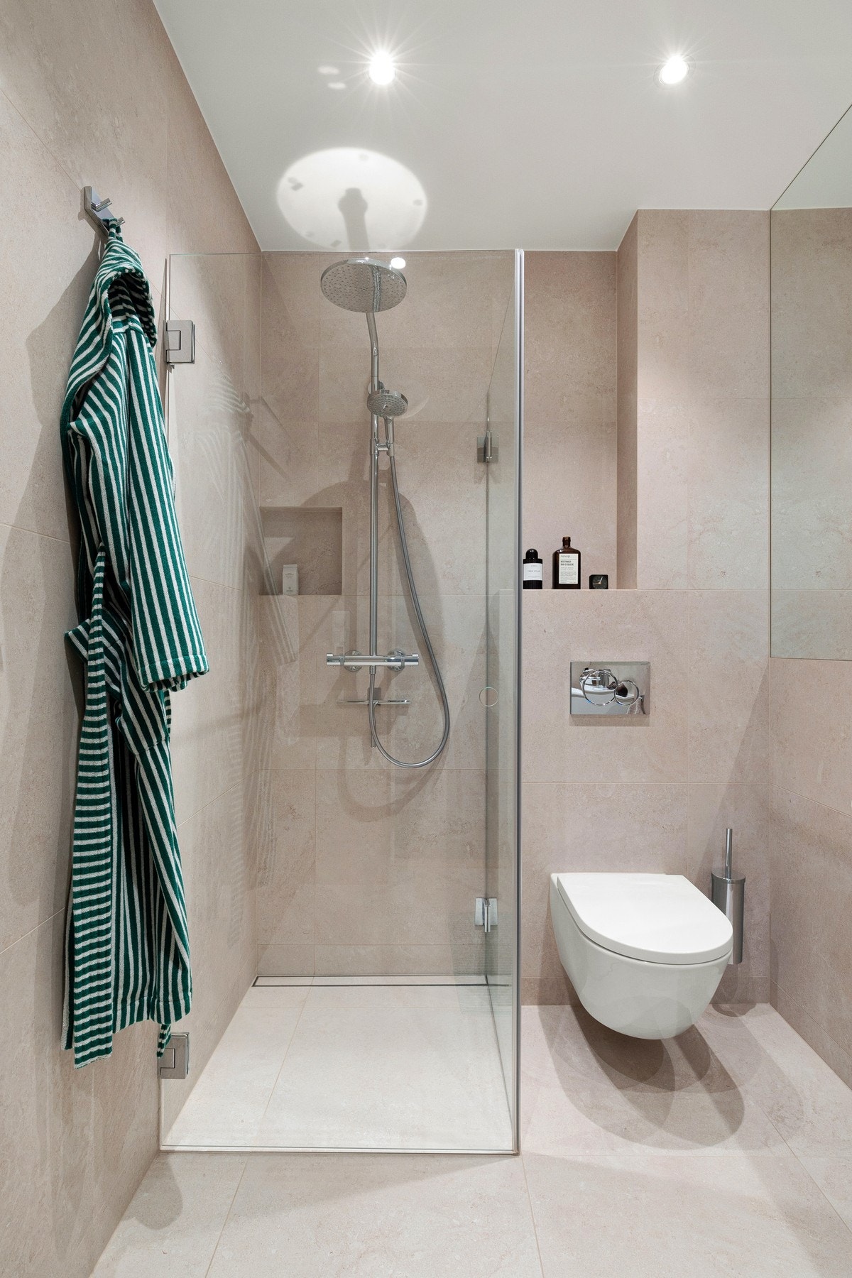 Dusj med innfellbare glassdører og innebygde hyller. Galleribilde