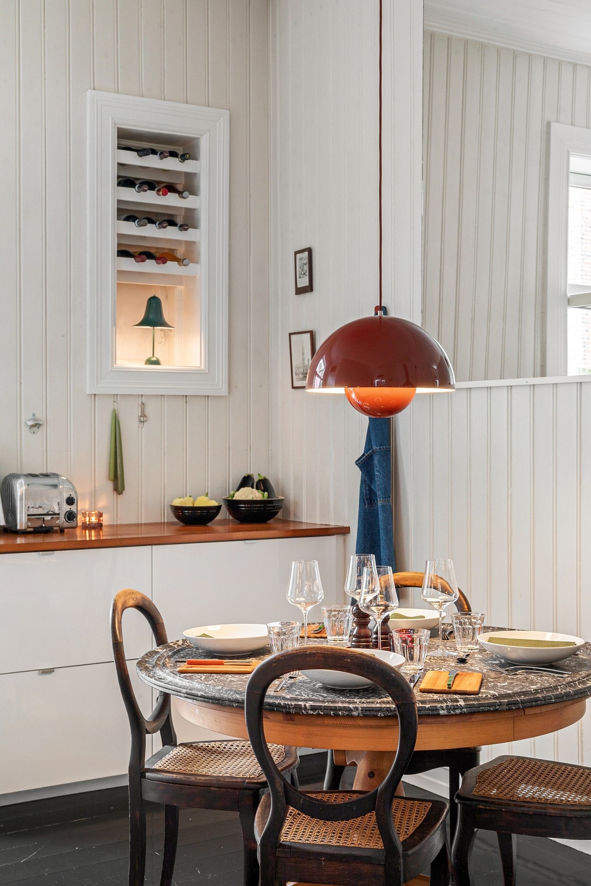 Praktisk, innebygd vinhylle. Galleribilde