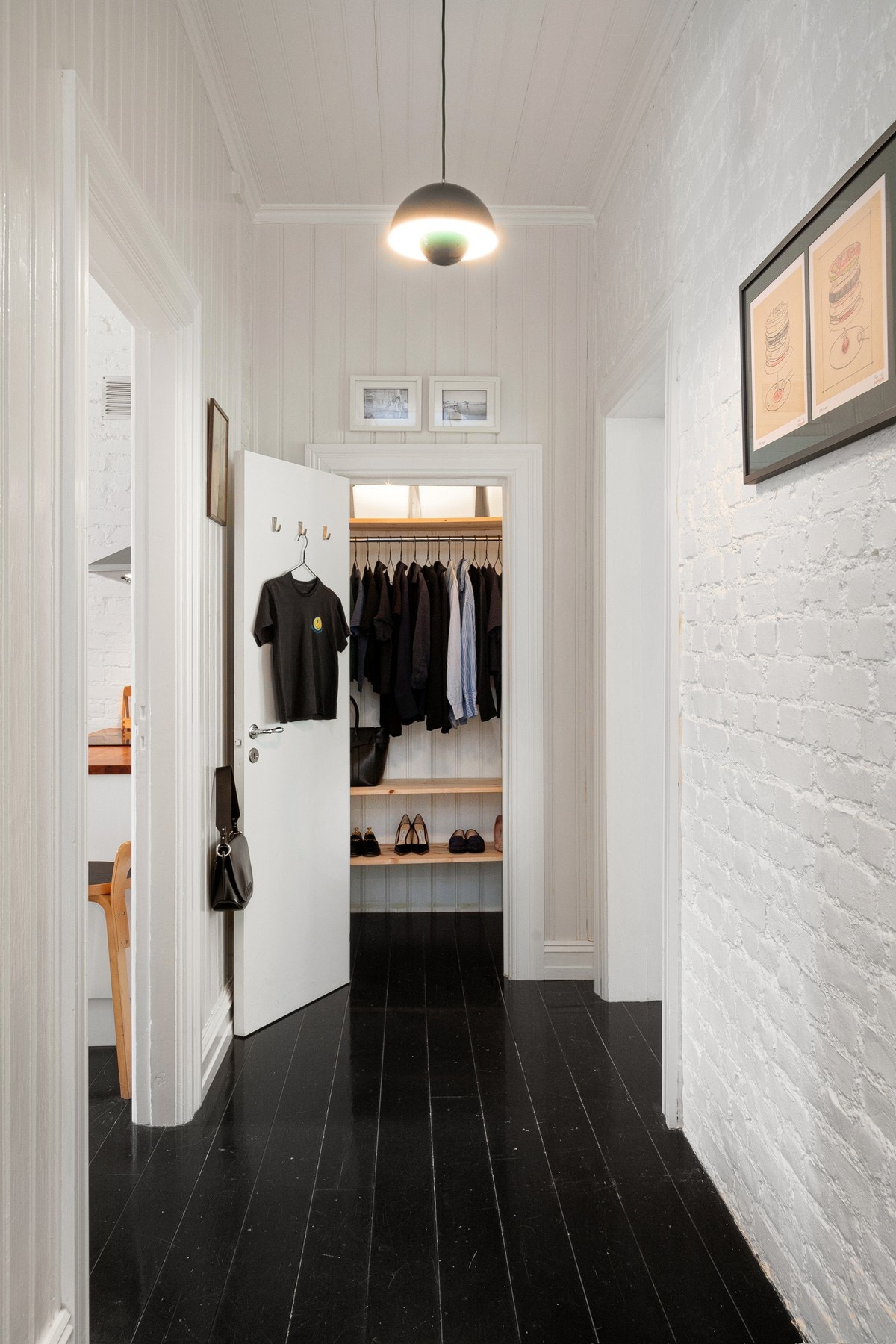 Praktisk walk-in garderobe. Galleribilde