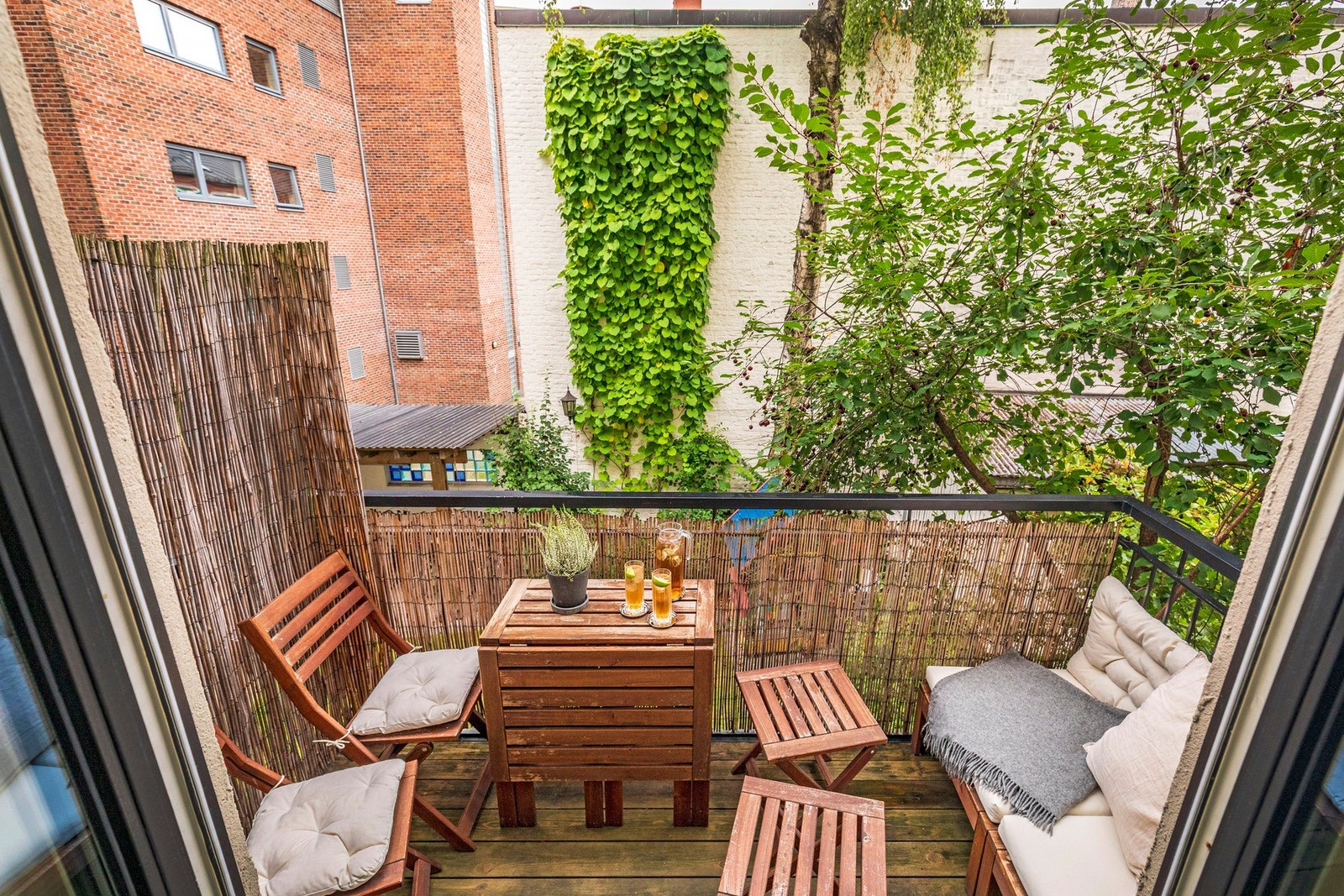 Balkong med ettermiddagssol. Galleribilde