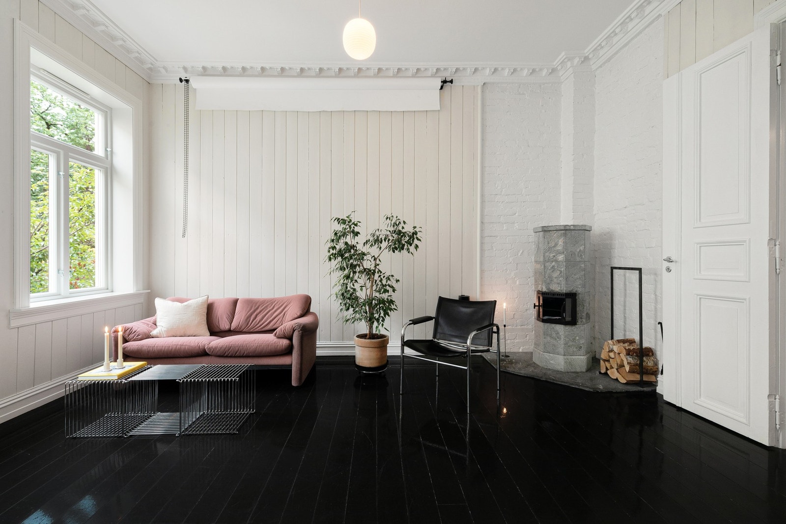 Leiligheten har god takhøyde på 3,19 meter og klassiske detaljer som rosett og stukkatur. Galleribilde