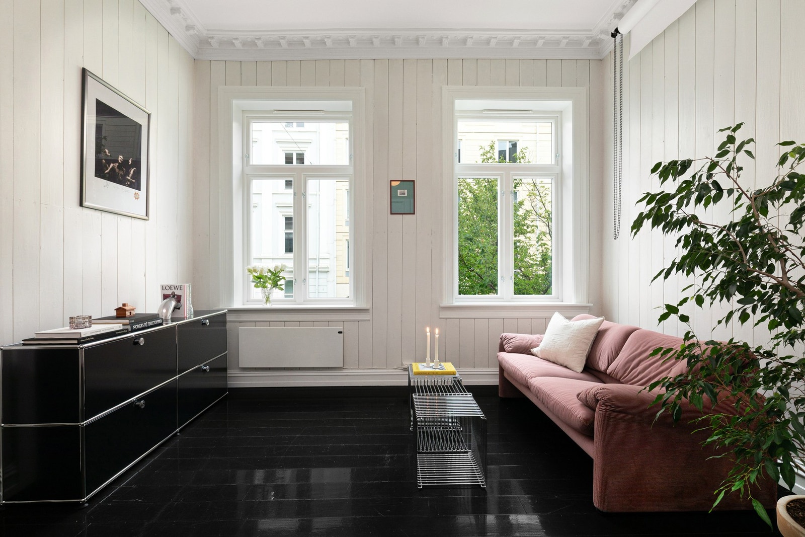 Romslig stue med klebersteinpeis. Galleribilde