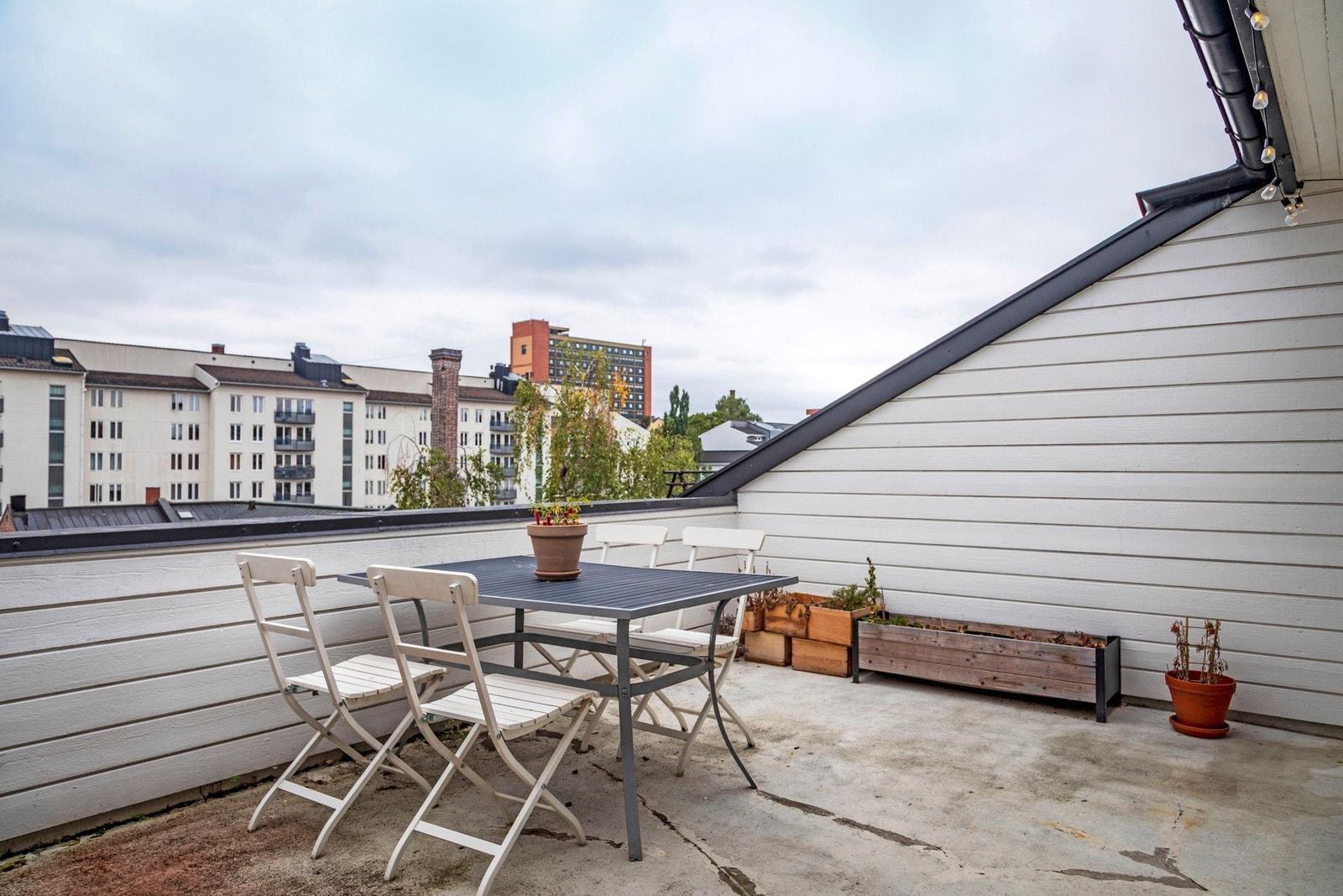 Sameiet disponerer en solrik felles takterrasse med sittegrupper - perfekt for varme sommerdager. Galleribilde