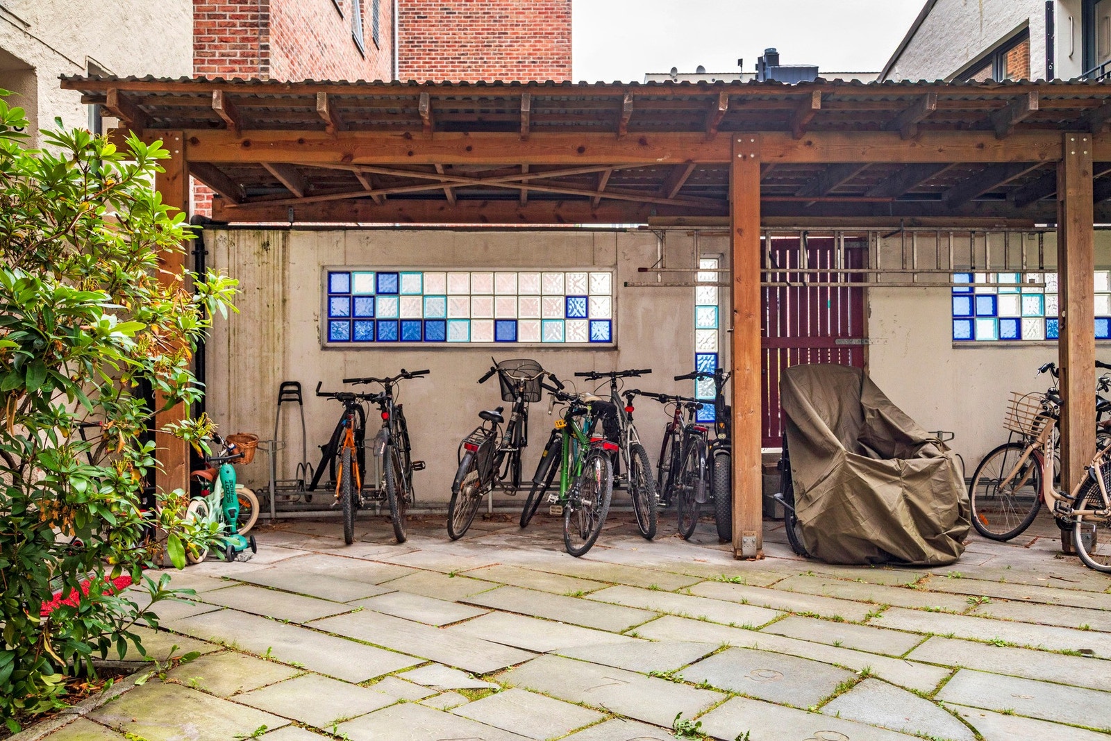 Felles sykkelparkering i bakgård. Galleribilde