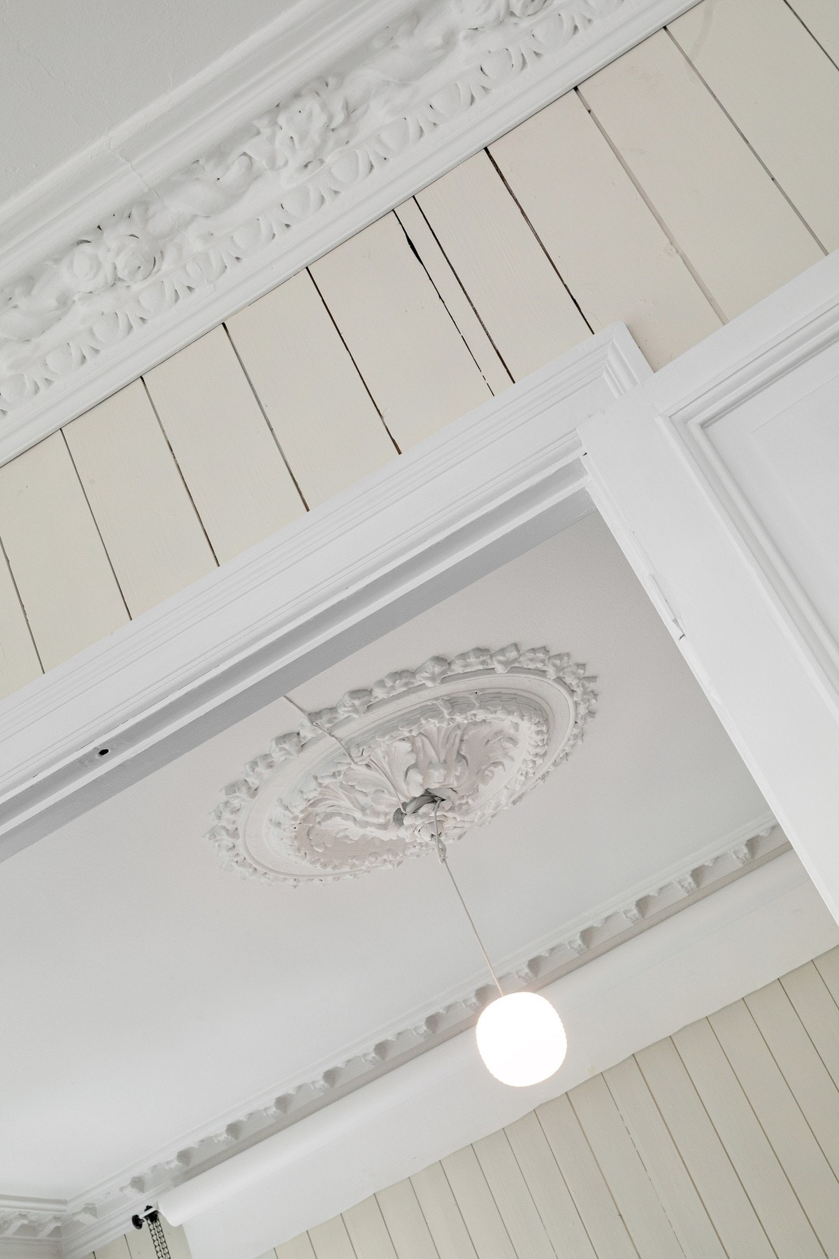 Nydelige, klassiske detaljer som stukkatur og rosett. Galleribilde