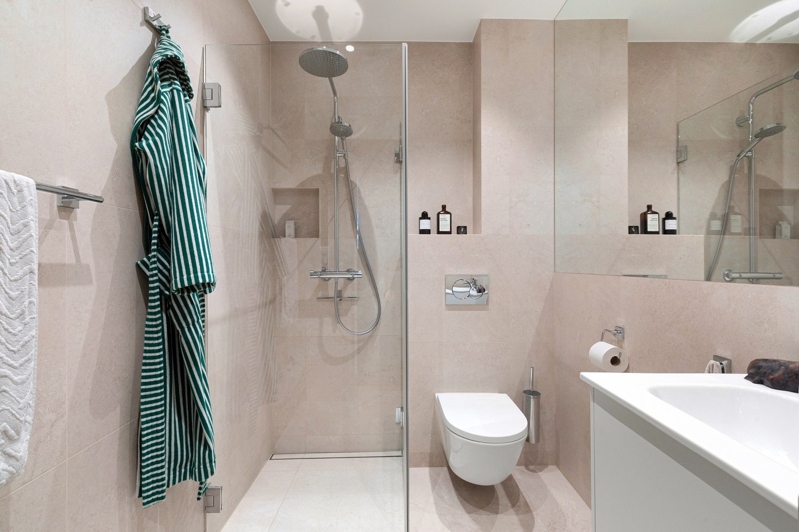 Delikat, flislagt bad fra 2021 med varmekabler. Galleribilde