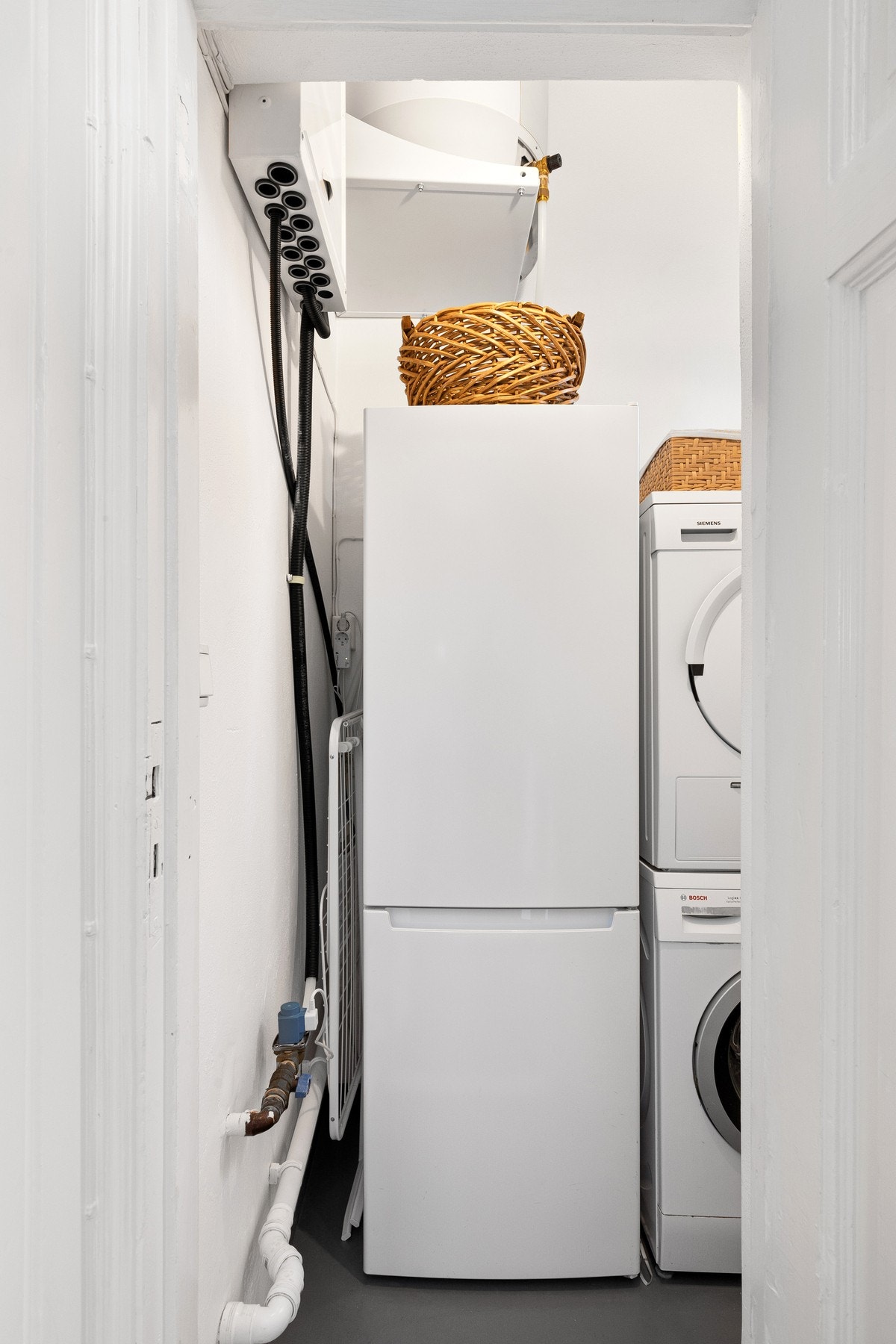 Spiskammers i tilknytning til kjøkkenet er utstyrt med kjøleskap, vaskemaskin og tørketrommel. Varmtvannsbereder fra 2021. Galleribilde