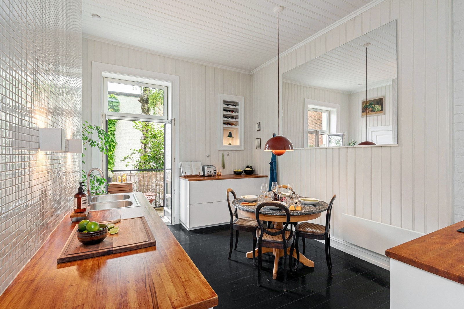 Kjøkken med god plass til spisebord og utgang til balkong. Galleribilde