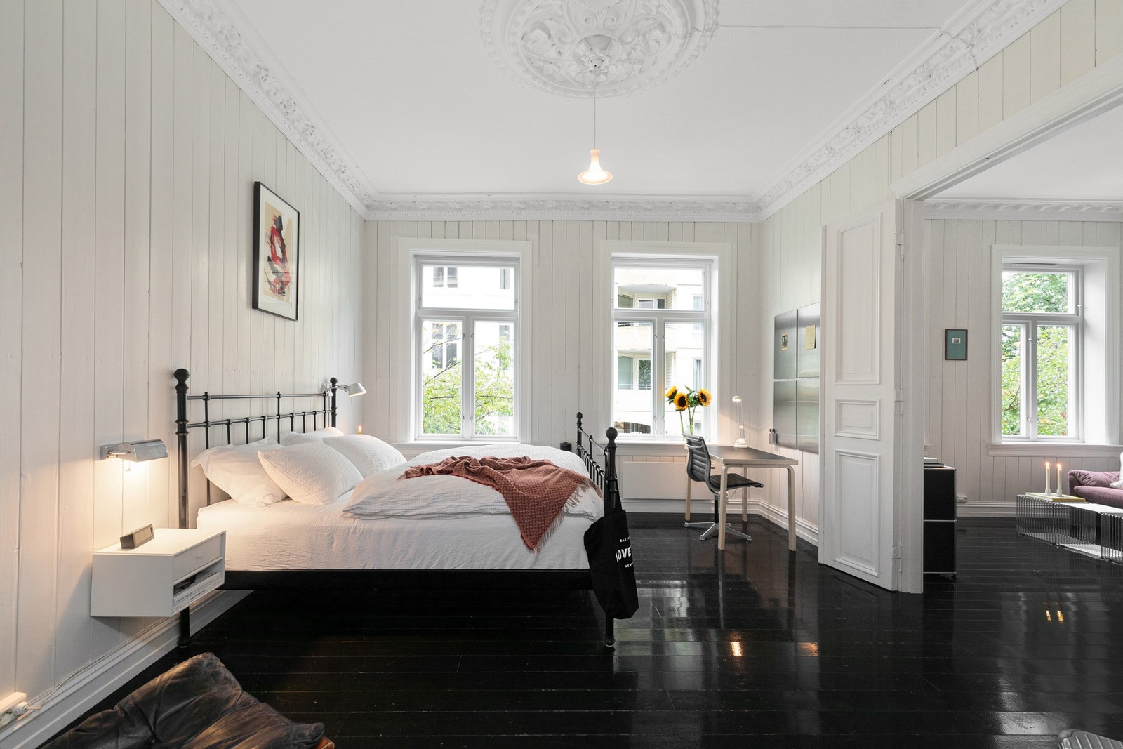 Romslig hovedsoverom med store vinduer som slipper inn rikelig med naturlig lys. Galleribilde