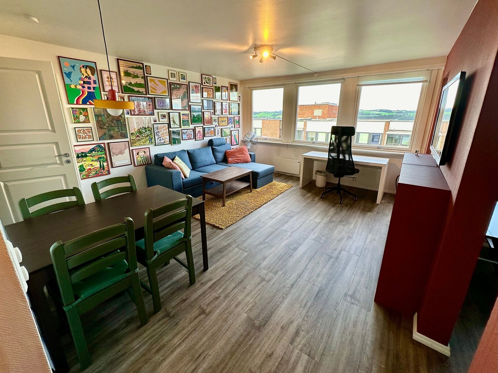 Bildevegg fjernes ved salg. Bilder er ikke festet med skruer/spiker og etterlater ingen hull i vegg. Galleribilde