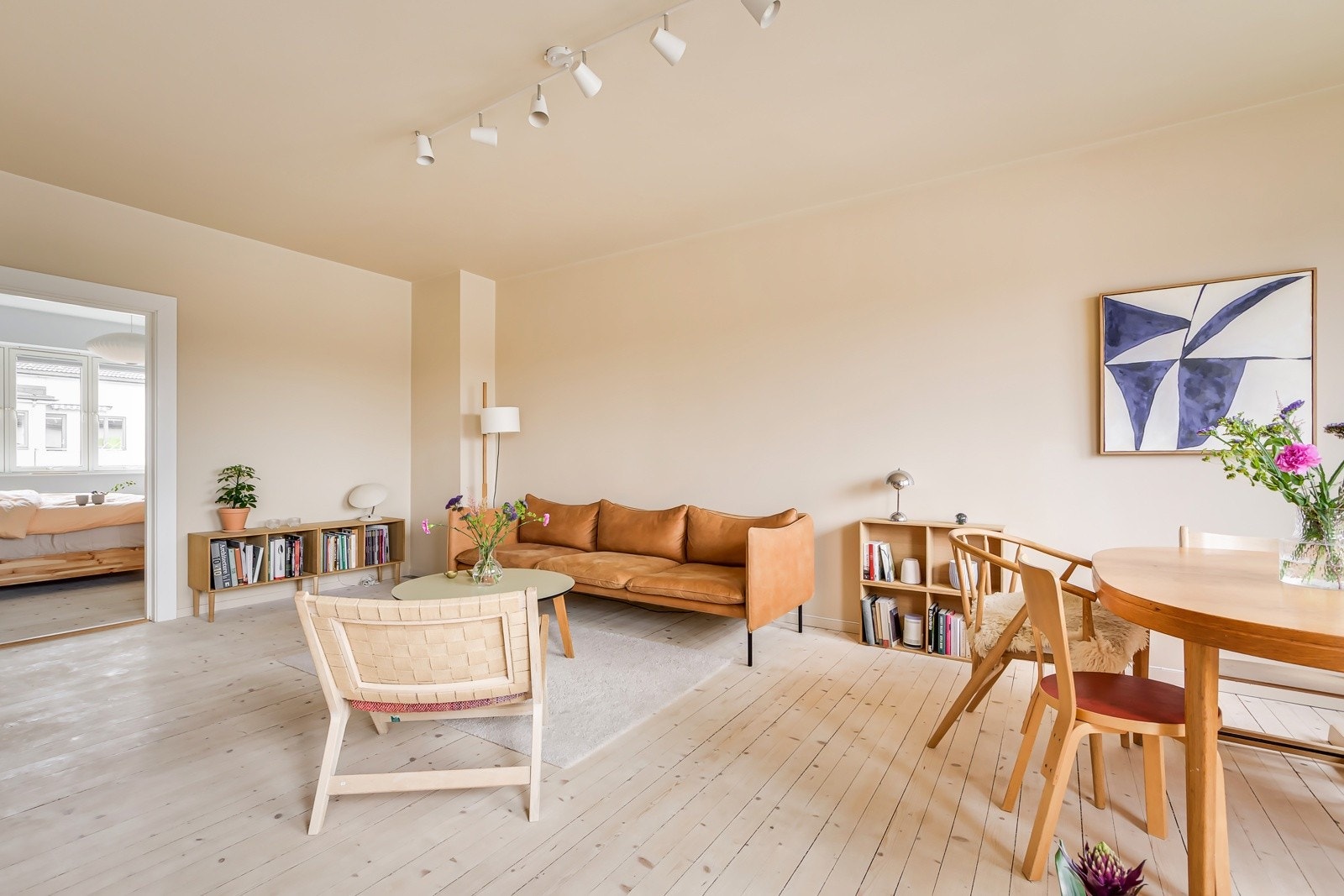 For deg som er glad i peiskos, er det greit å vite at det i det ene hjørnet i stuen er et fungerende pipeløp (sist rehabilitert i regi av borettslaget i 2016) med mulighet for tilkobling av peisovn. Galleribilde