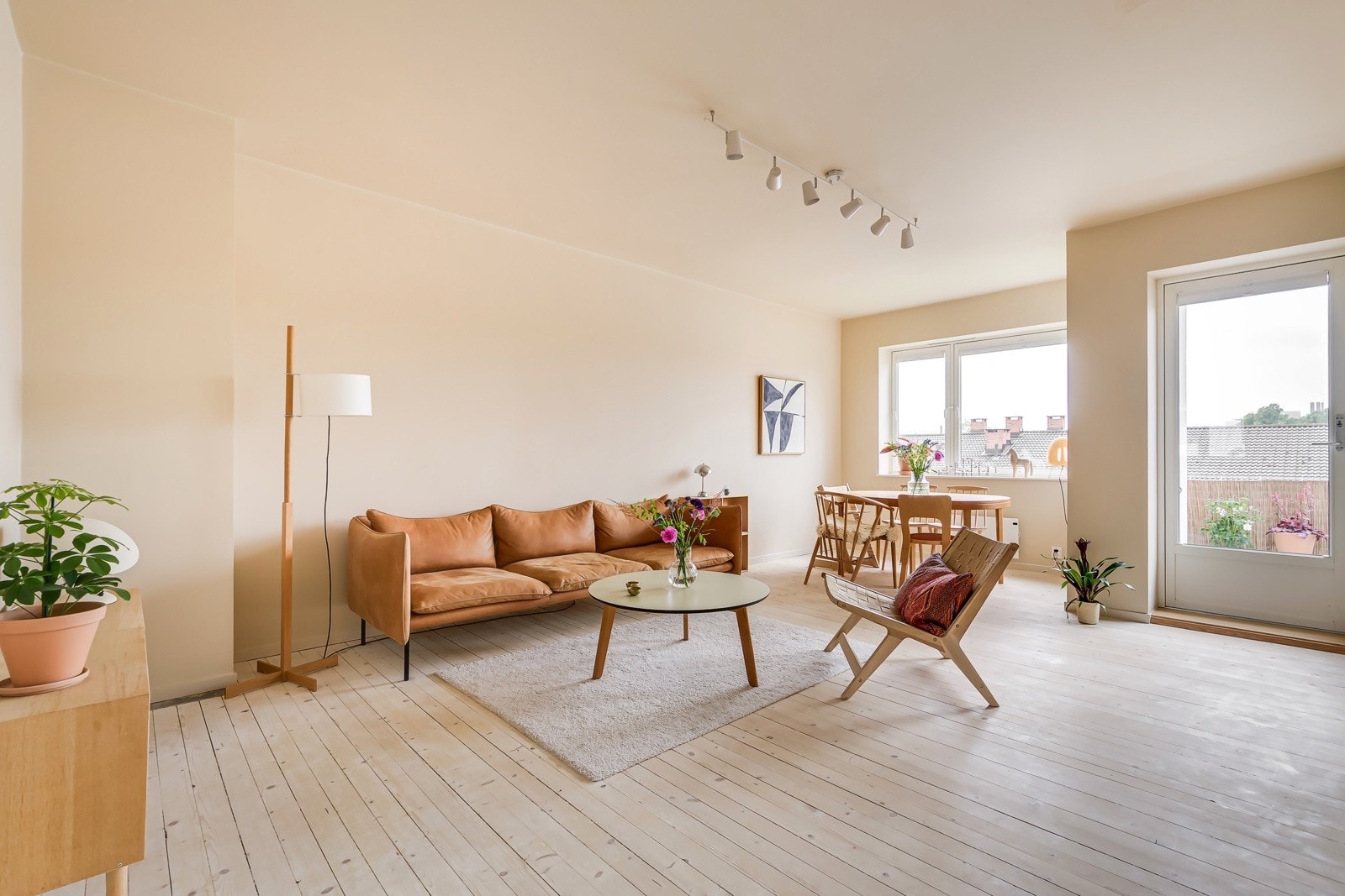 Planløsningen er smart og åpen, og de store vindusflatene gir masse naturlig lys i tillegg til flott og langstrakt utsikt. Galleribilde