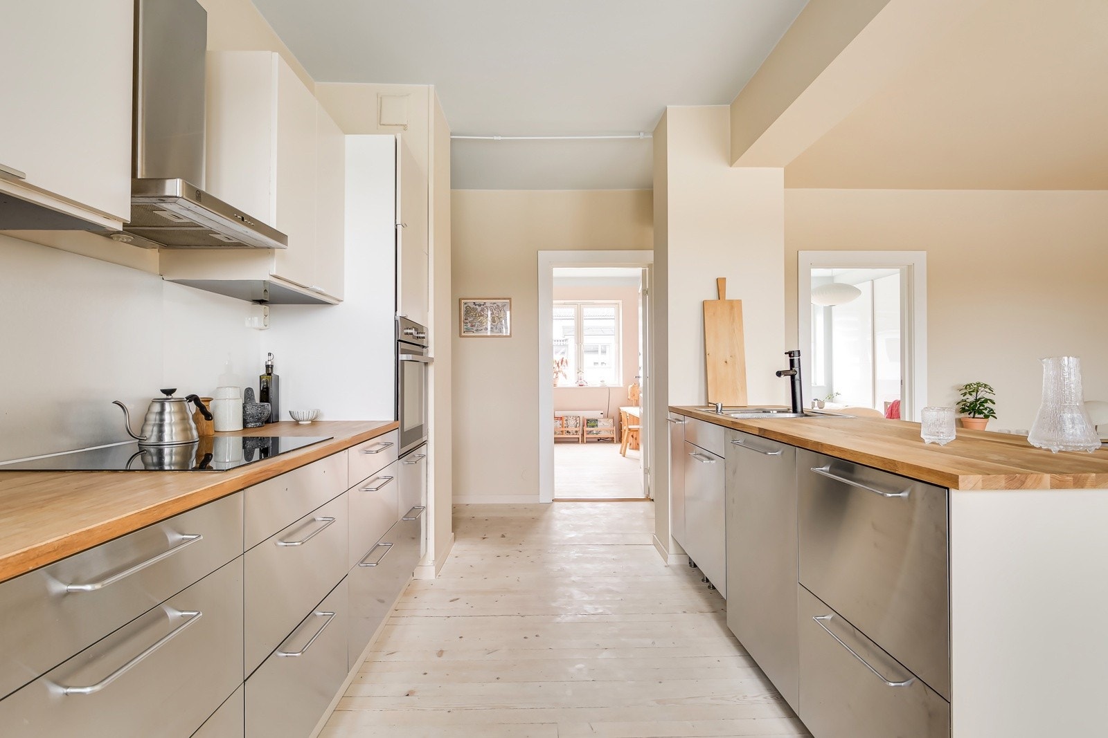 Kjøkkenet er fullt utstyrt med medfølgende hvitevarer nedfelt induksjonsplatetopp, integrert stekeovn, oppvaskmaskin (ny i 2025) og frittstående kjøleskap med frysedel. Galleribilde