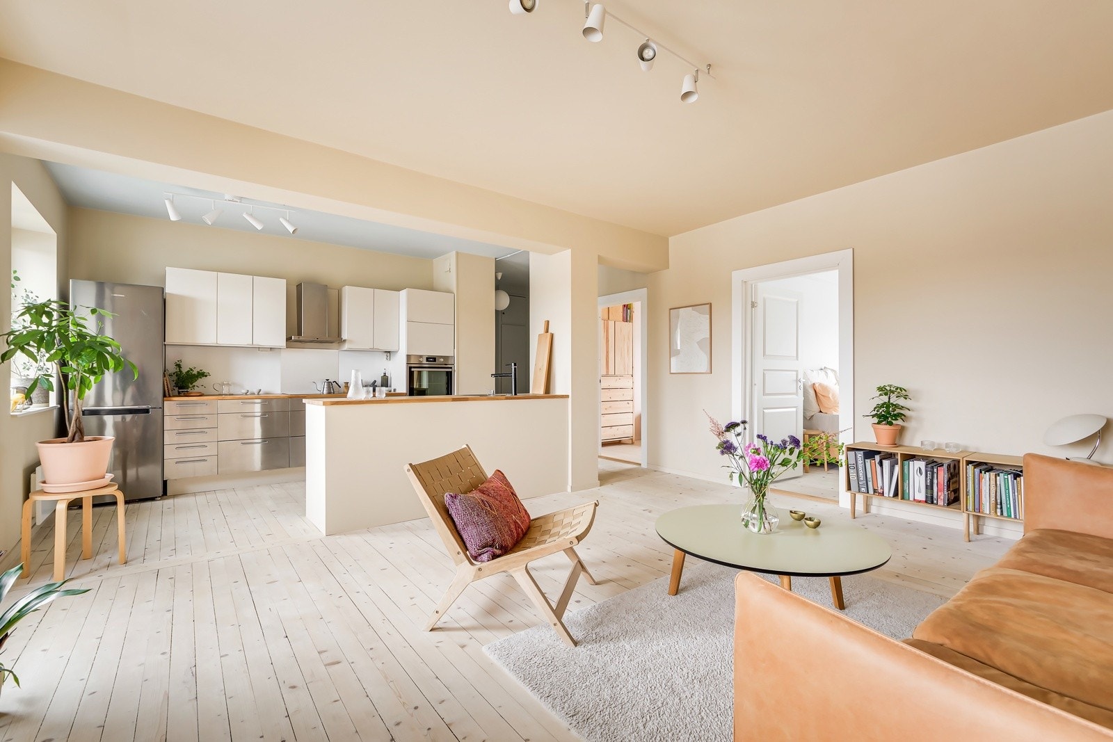 Rommet er enkelt å møblere, og du har mer enn nok rom til både sofa, mediemøbler og et spisebord - perfekt for både rolige kvelder og sosiale sammenkomster. Galleribilde