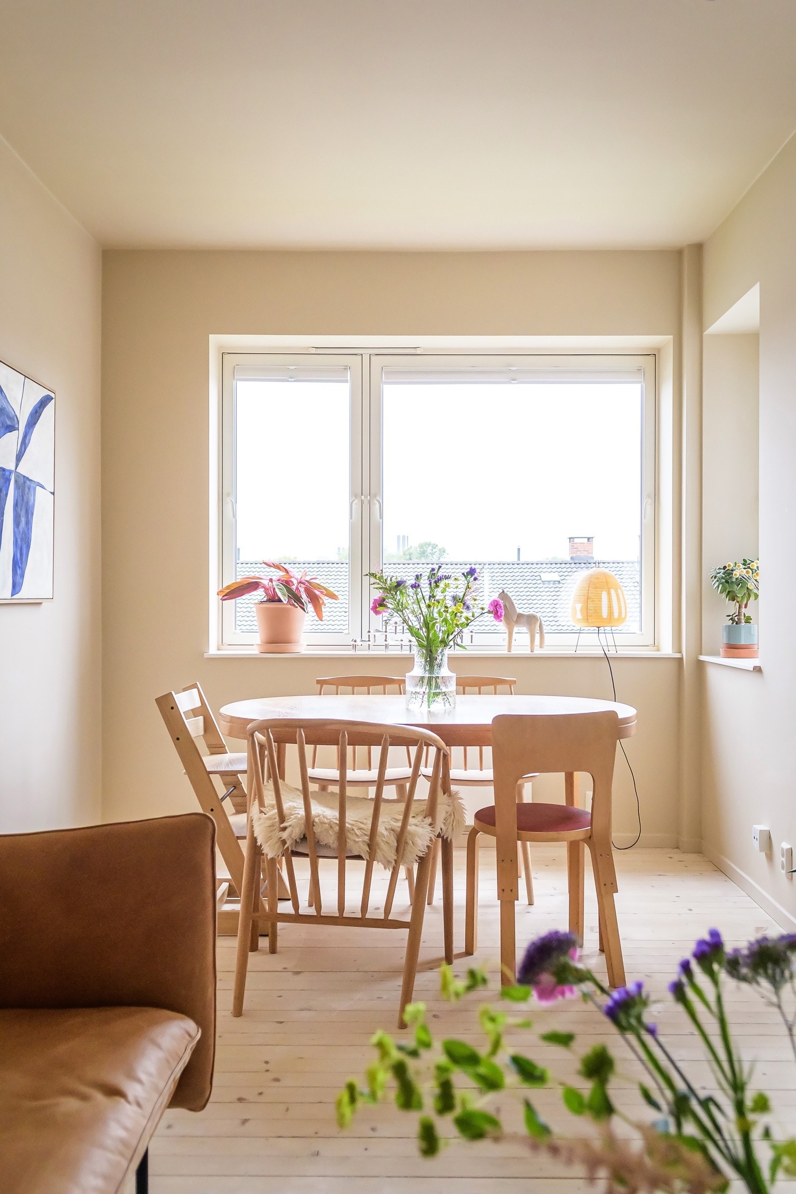 Stor vindusflater fra 2016 slipper inn mye naturlig lys og de dype karmene gir perfekt plass til grønne planter eller personlig dekor. Galleribilde