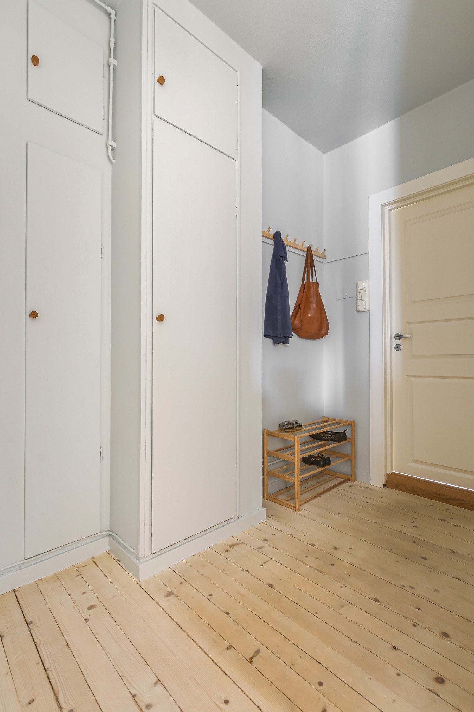 God oppbevaringsplass til sko og yttertøy i praktisk innebygget garderobeskap. Galleribilde
