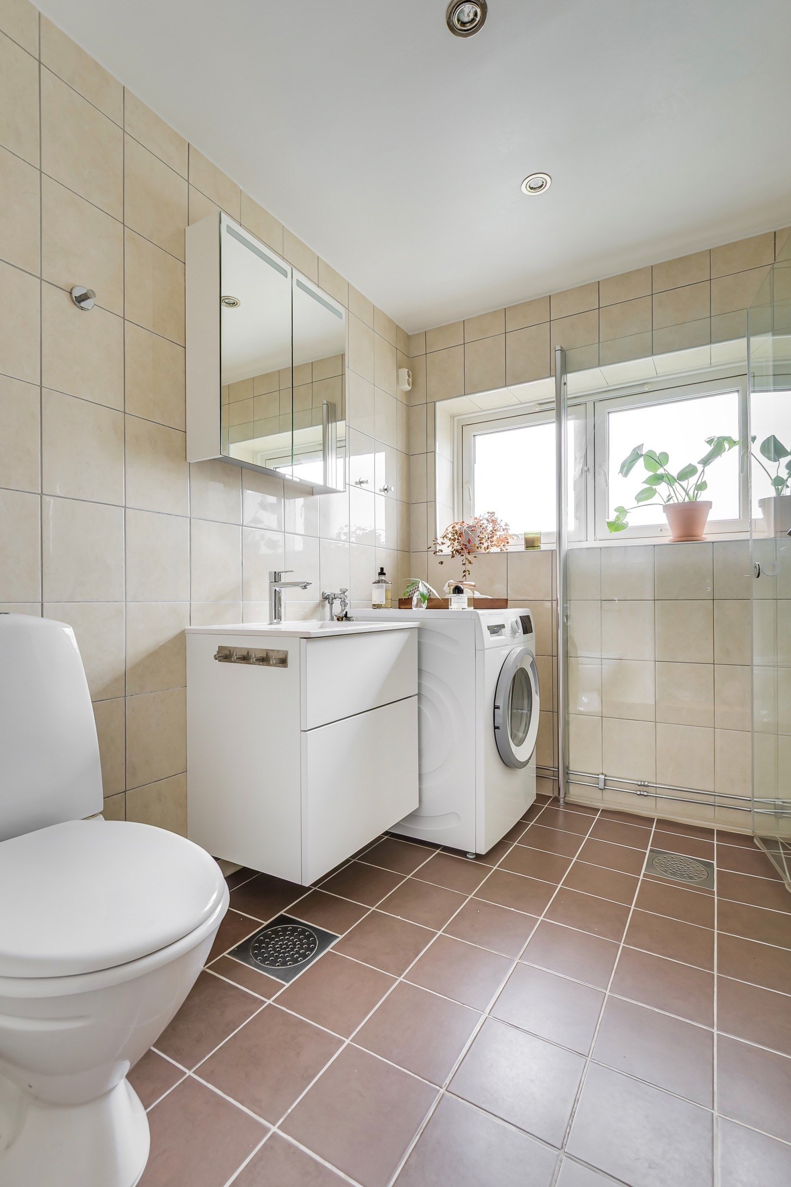 I 2019 ble badet løftet ytterligere med ny, moderne innredning. Her finner du et stilren servantskap med skuffer og heldekkende servant, samt speilskap med integrert belysning som både er praktisk og elegant. Galleribilde