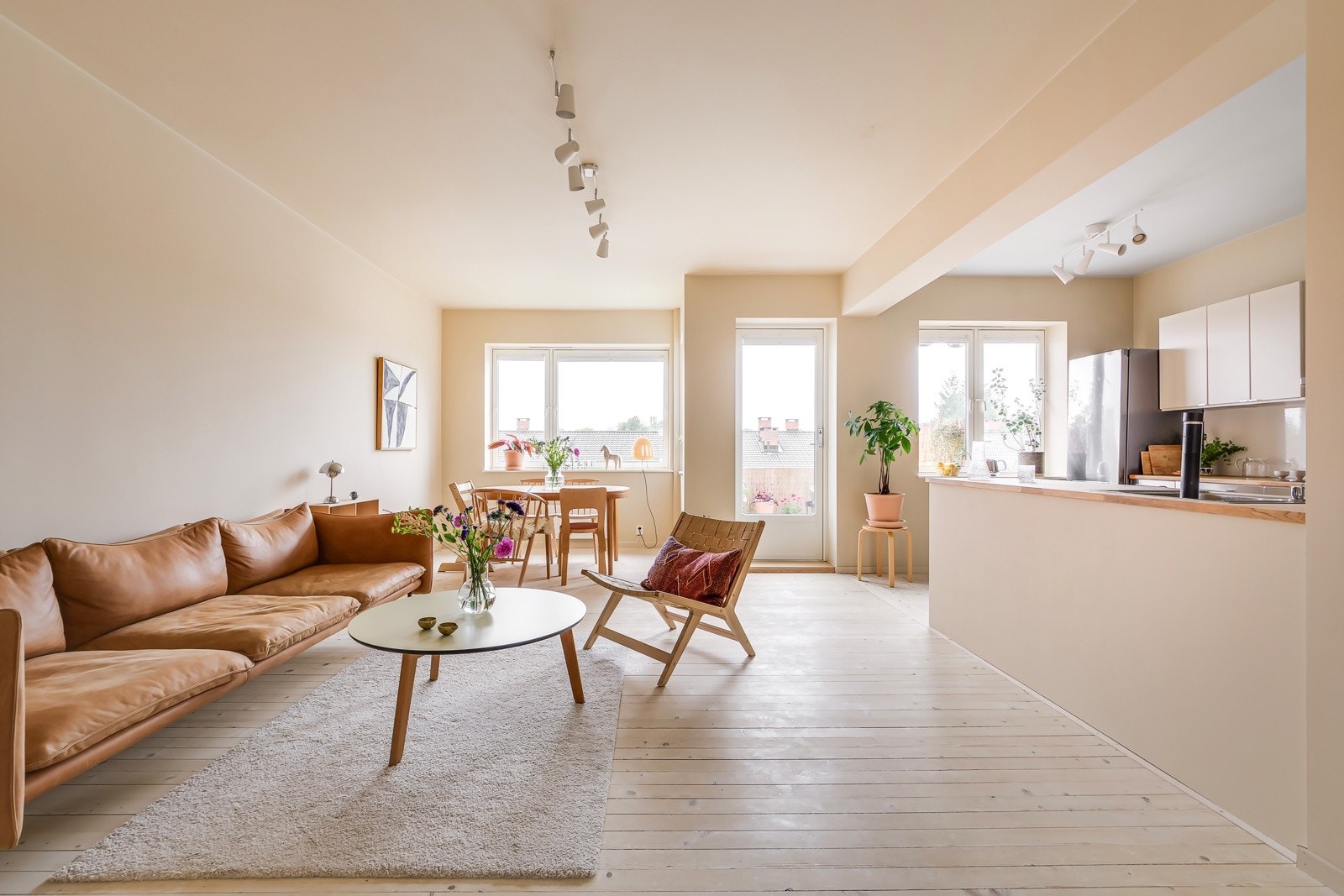 Stuen er boligens naturlige samlingspunkt - et luftig og fint rom med god atmosfære. Fine originale tregulv (slipt og behandlet i 2019) og glatte lysmalte vegger som gir et rent og ryddig uttrykk. Galleribilde