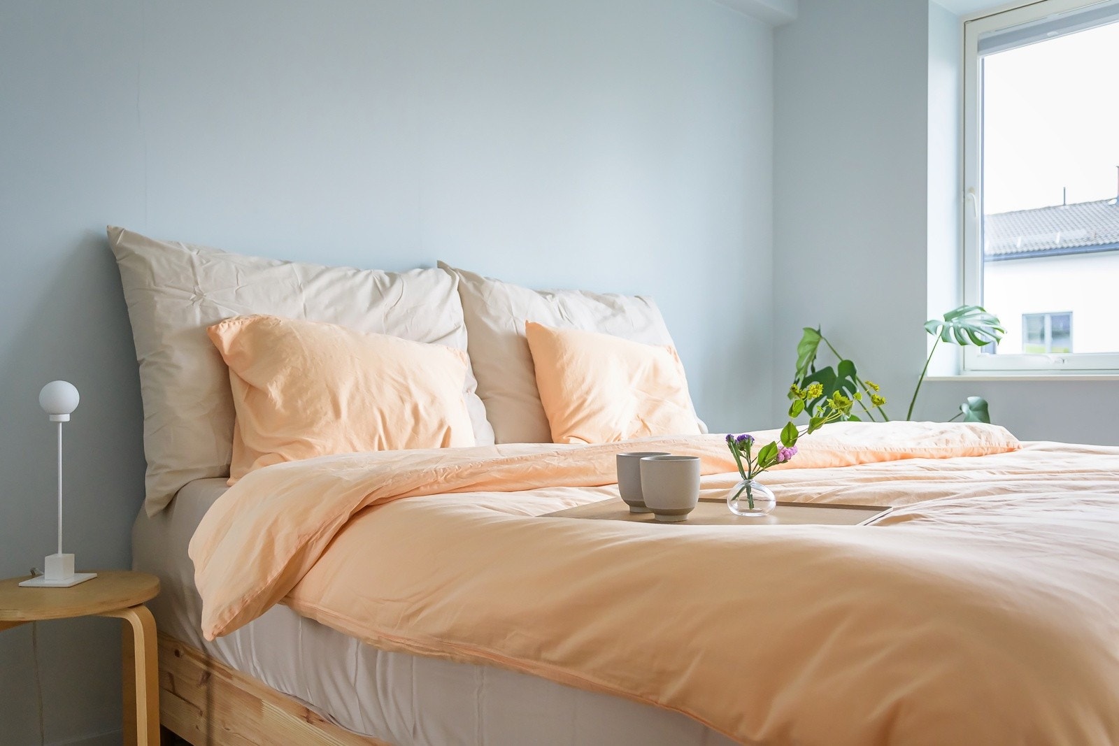 God standard også her med fine originale tregulv (slipt og behandlet i 2019) og glatte malte overflater malt i dus blåfarge. Galleribilde