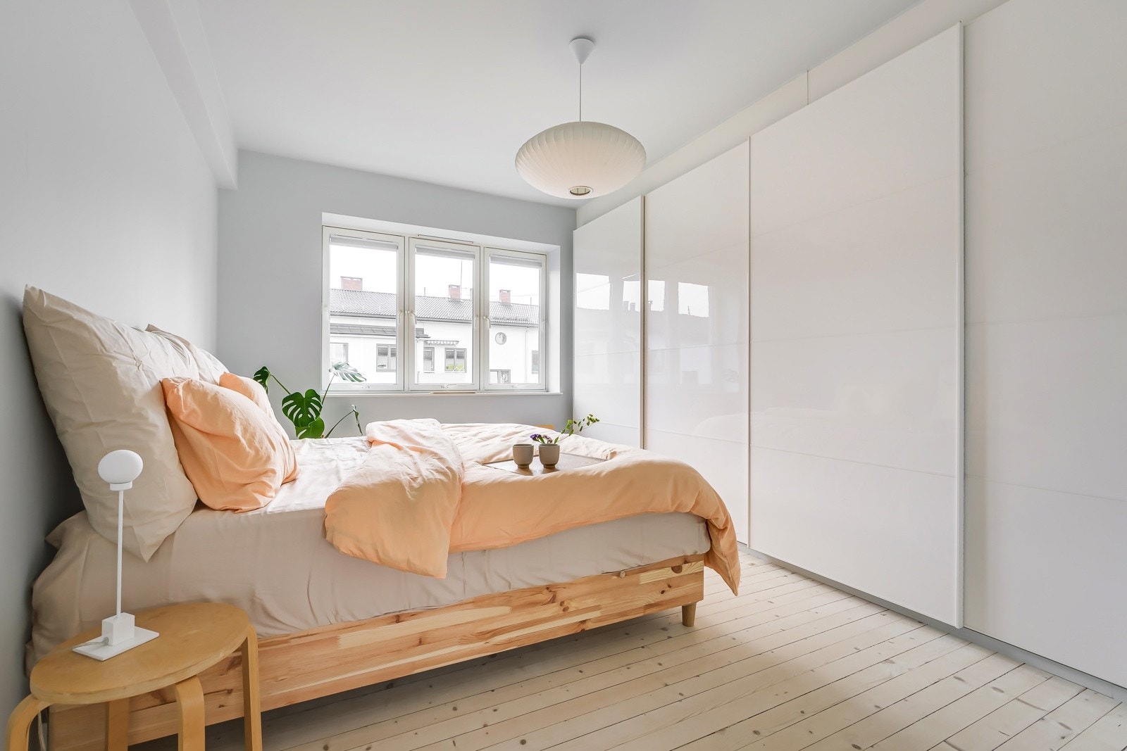 Langs den ene veggen står en hel innebygget garderobeløsning på ca. fire meter - medfølger i handelen - og gir rikelig med oppbevaringsplass til klær og det du ellers trenger å gjemme bort for et ryddig soveromsmiljø. Galleribilde