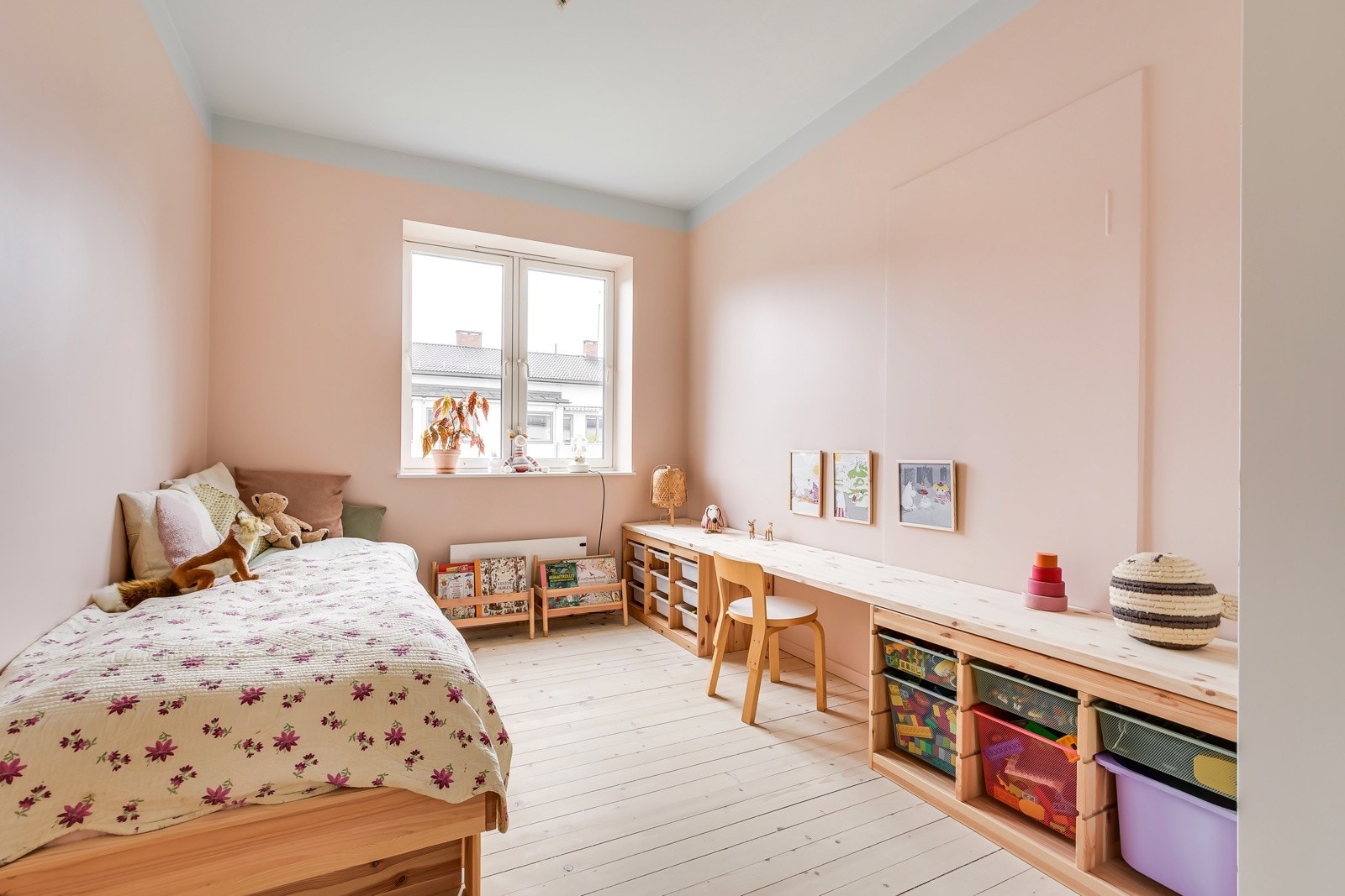 Store vindusflater vender ut mot rolige fellesarealer uten innsyn, og med en takhøyde på ca. 2,61 meter oppleves rommet luftig og behagelig. Galleribilde