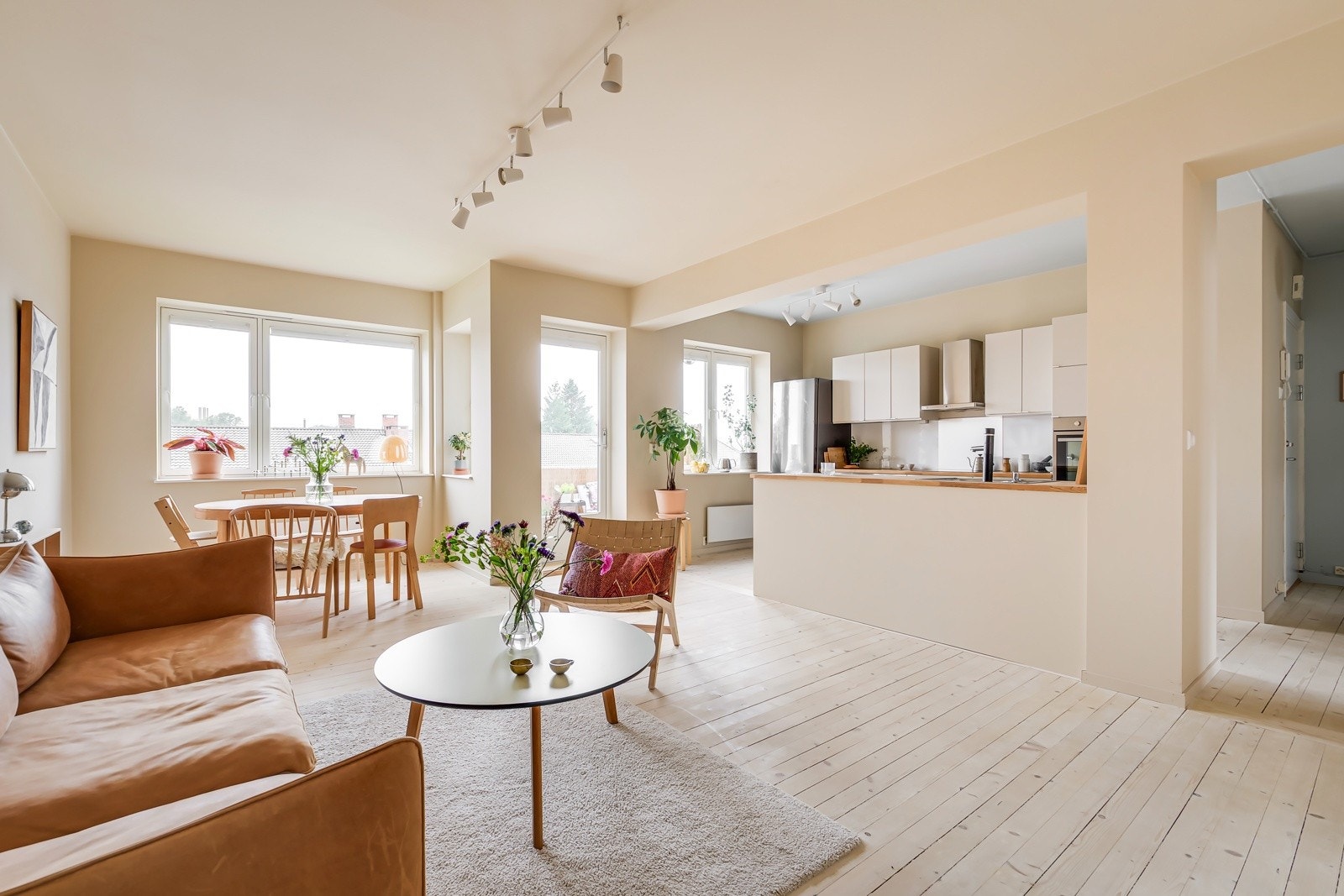 Det er noe med stemningen idet du kommer inn, luften, lyset, roen. Denne nydelig 3-R toppleiligheten er en sånn bolig: Full av dagslys, luft og lunhet. Galleribilde